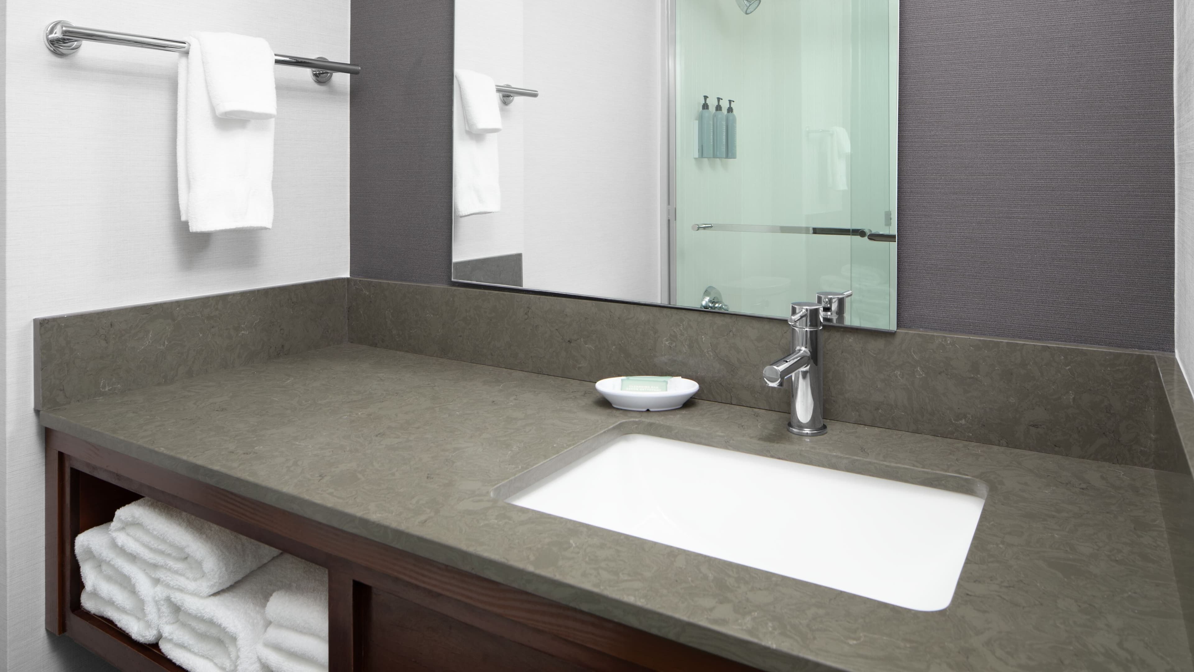 King Guest Room - Image 5