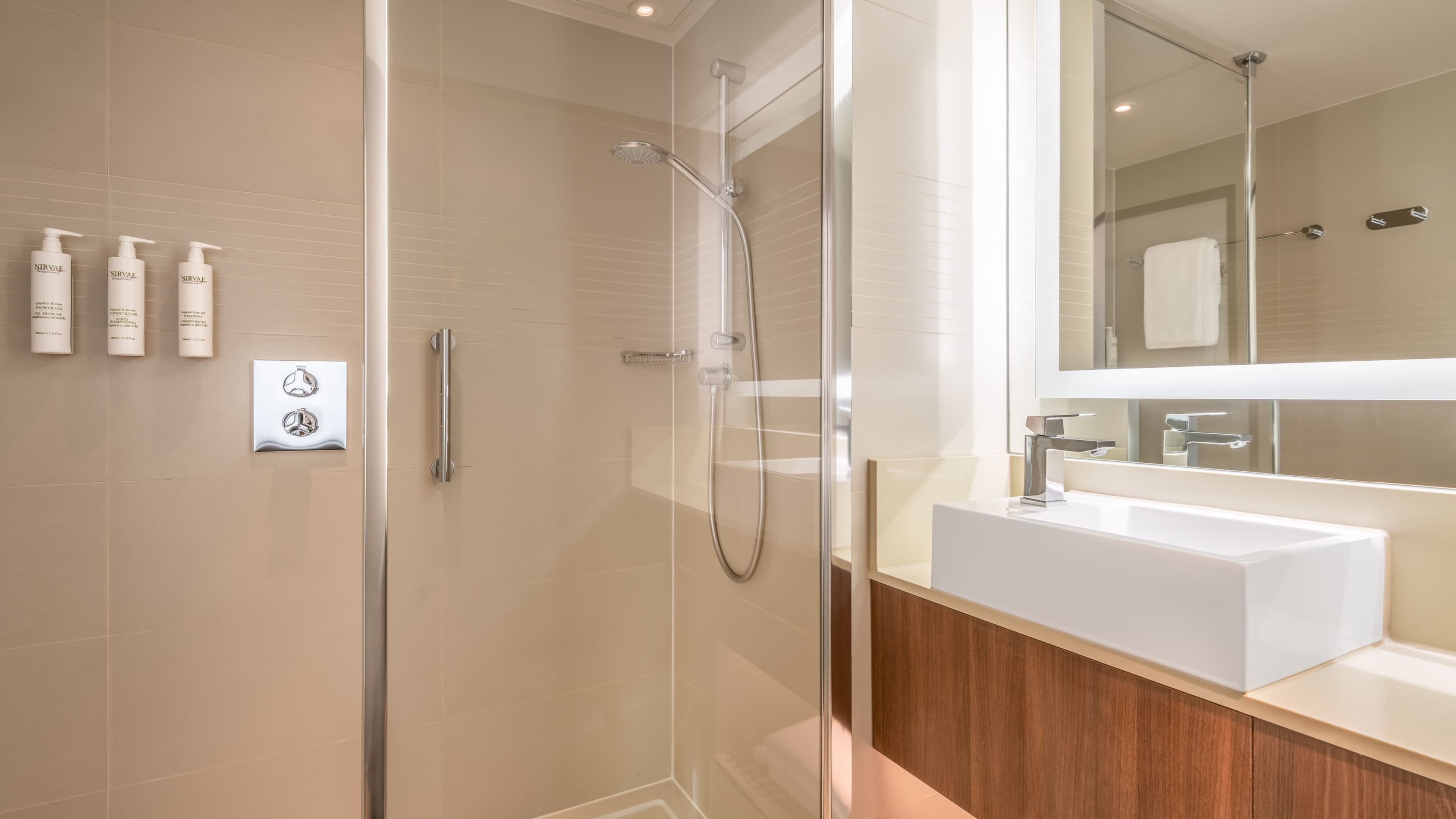 Deluxe King Room - Image 2