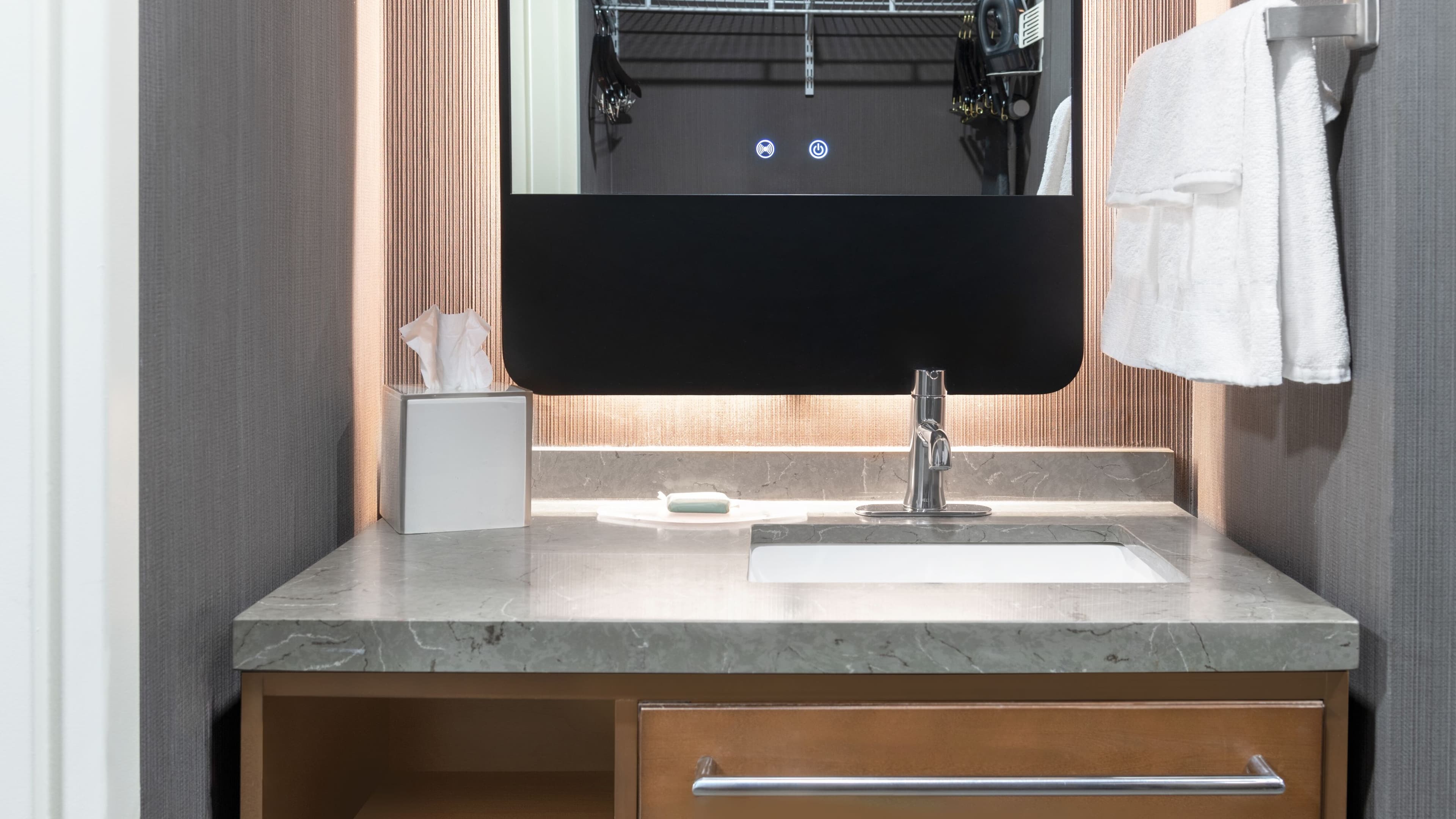 Queen/Queen - Image 9