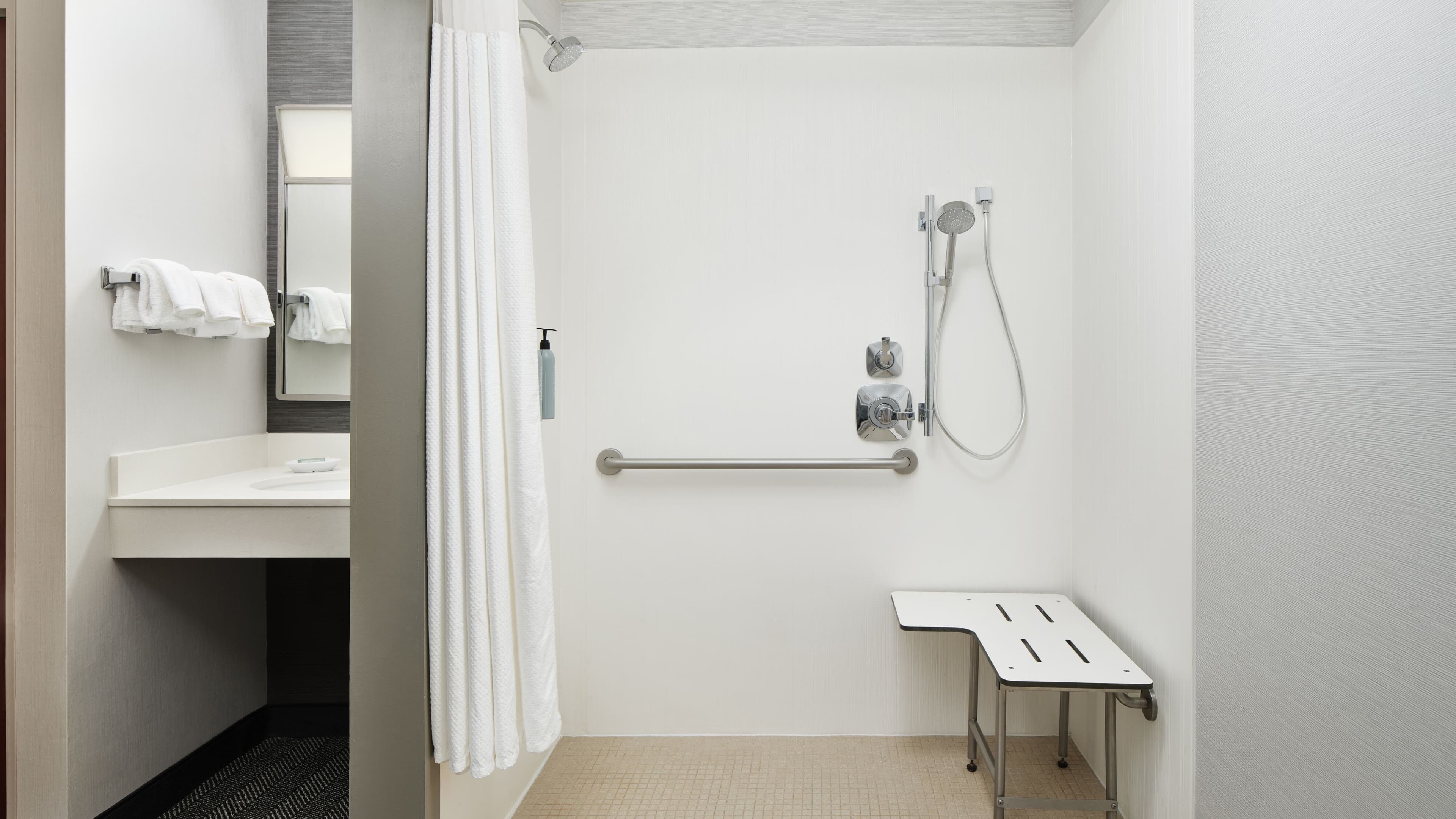 Guest Room - Image 5