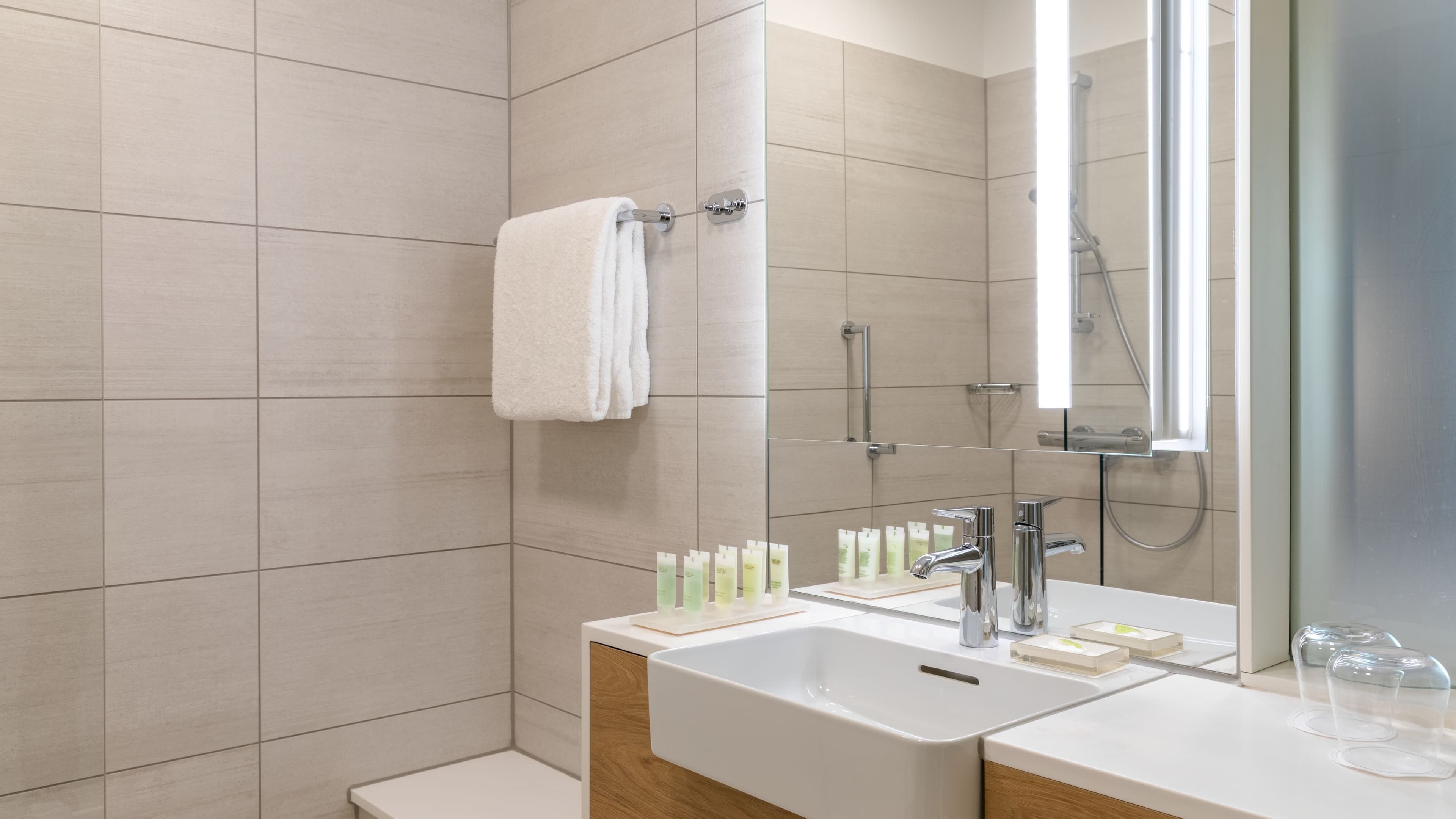 Deluxe King Room - Image 2