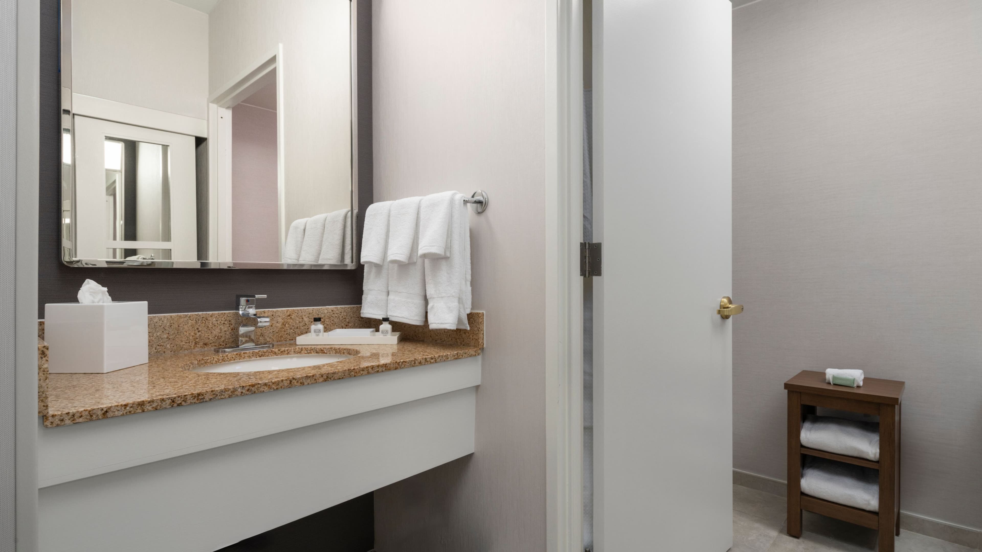 350 Sqft Large King Room - Image 3