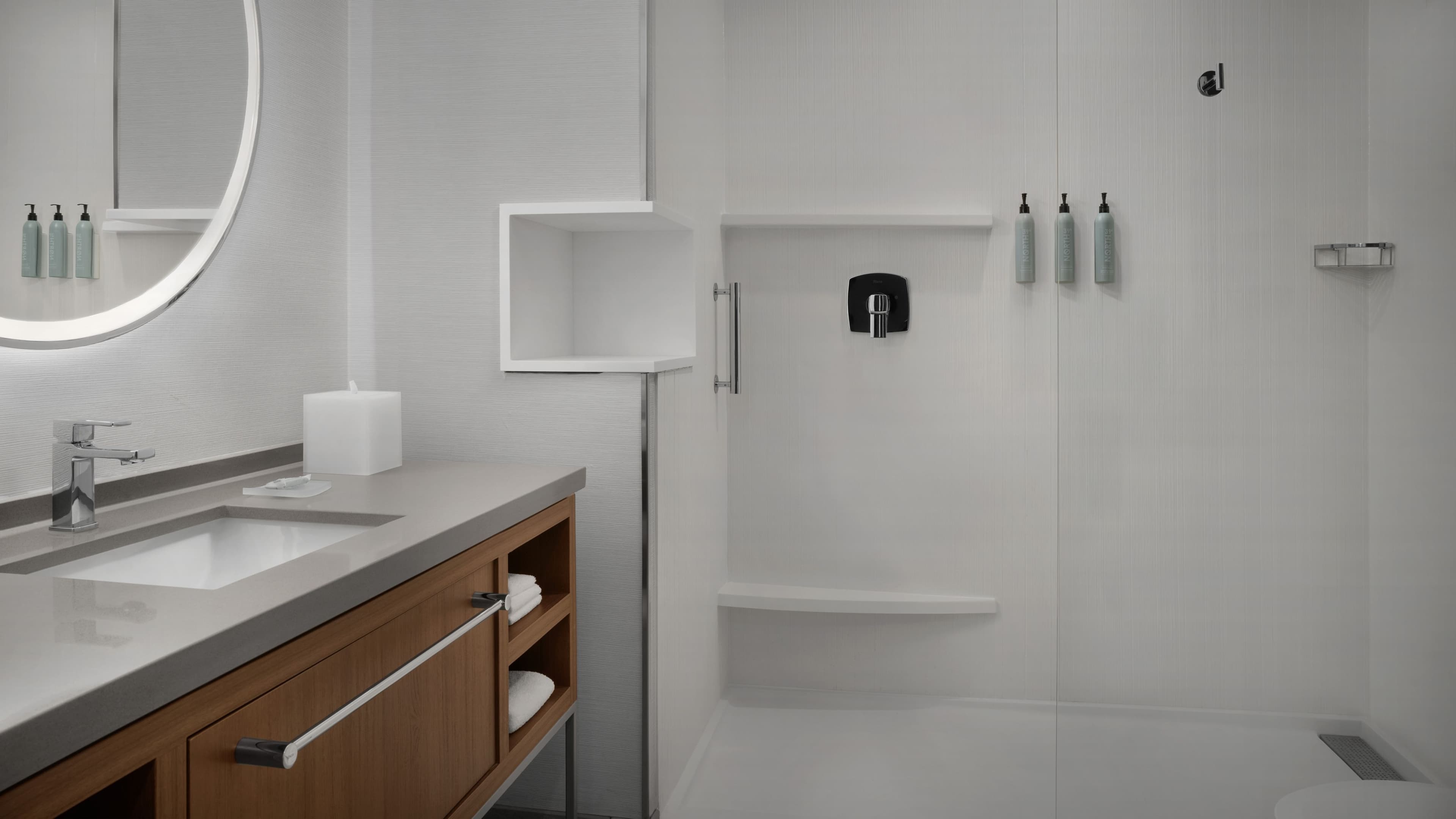 1 King Guest Room - Image 6