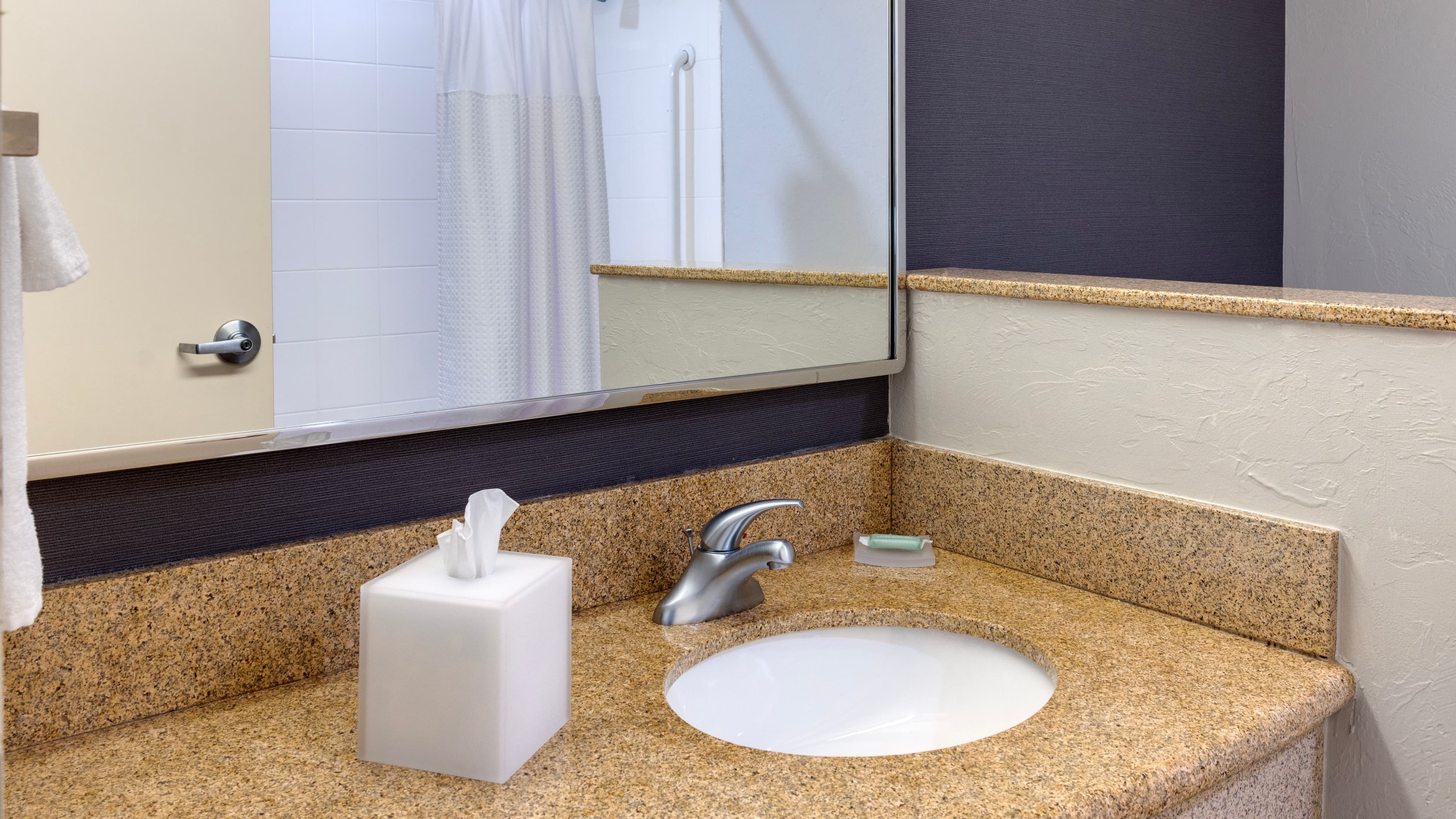 1 King bed Room - Image 9