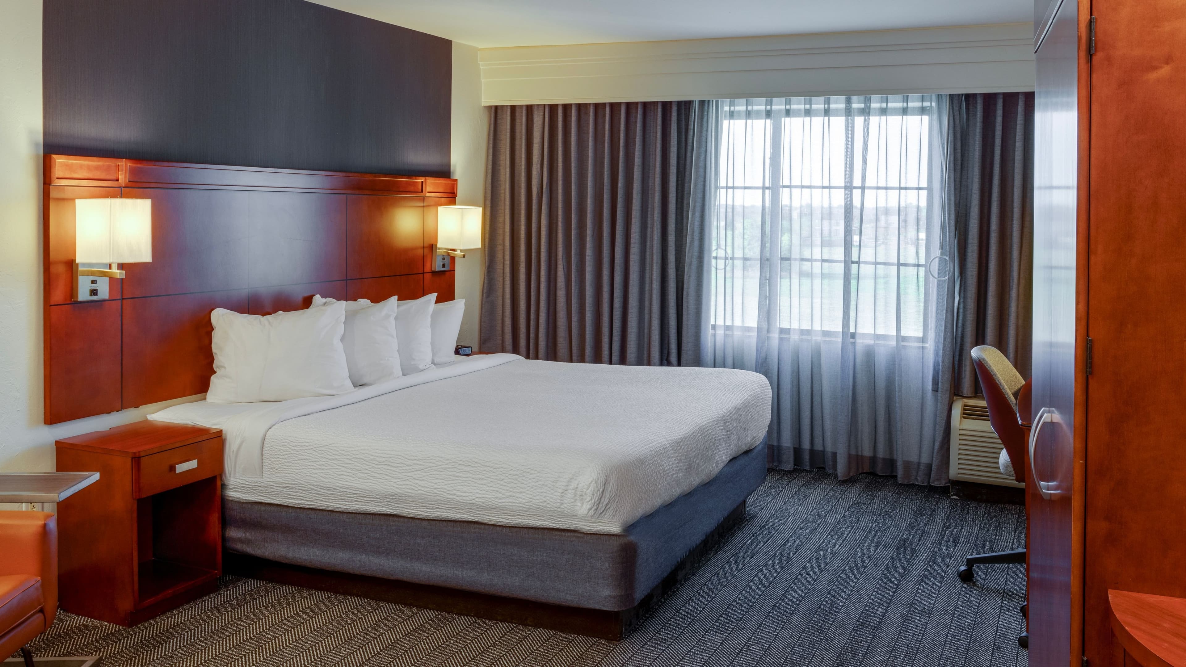 1 King bed Room - Image 4