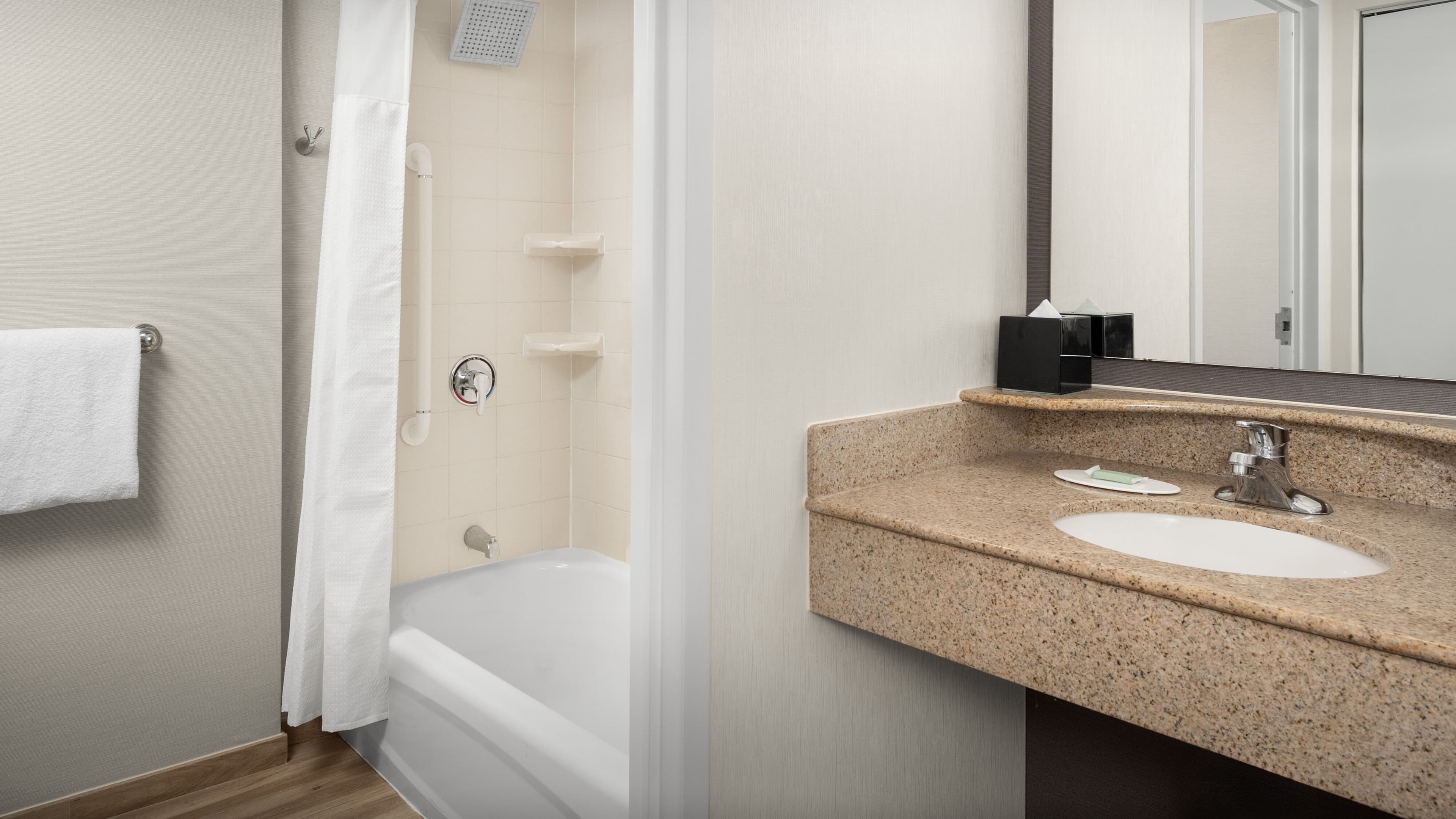 Deluxe Guest room - Image 7