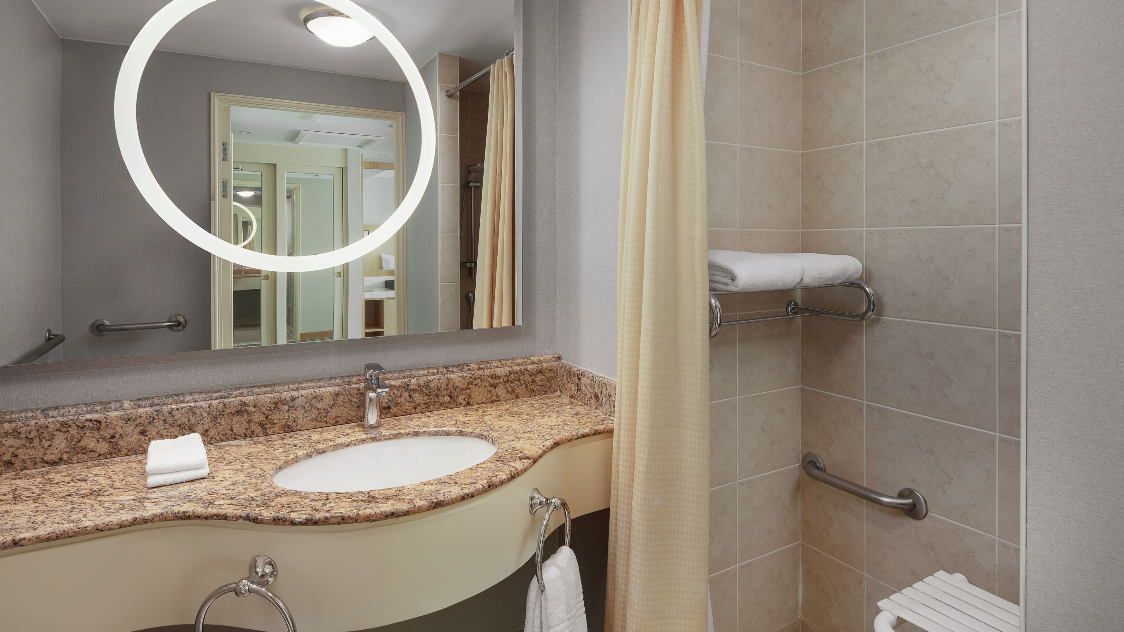 Deluxe King Room - Image 3