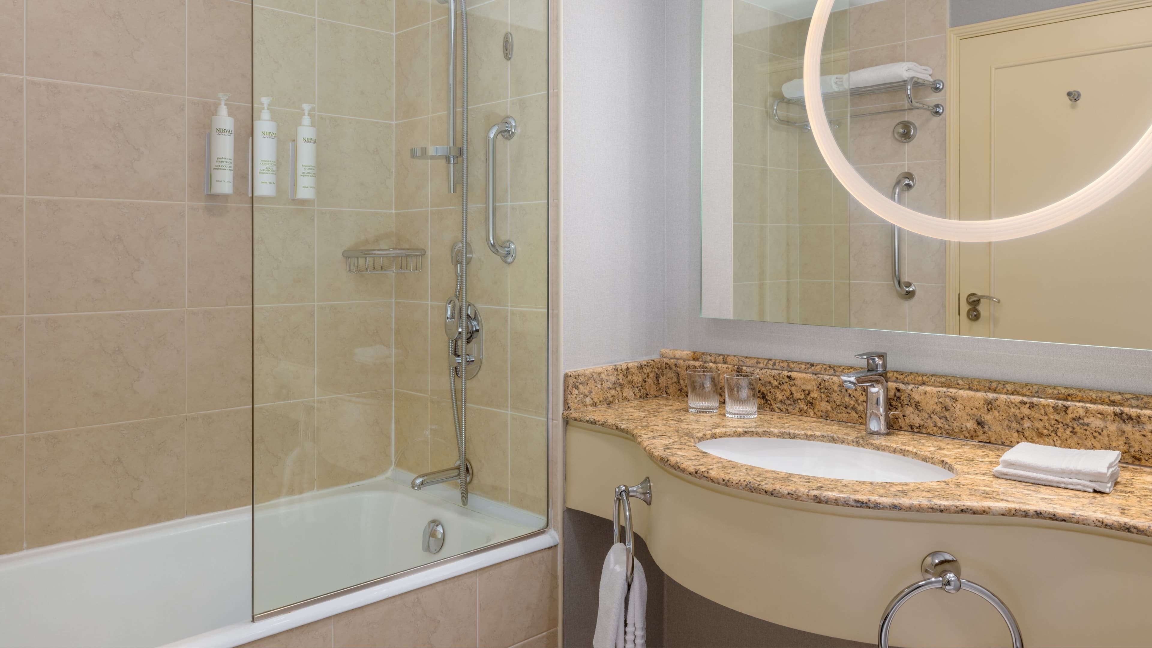 Deluxe King Room - Image 4