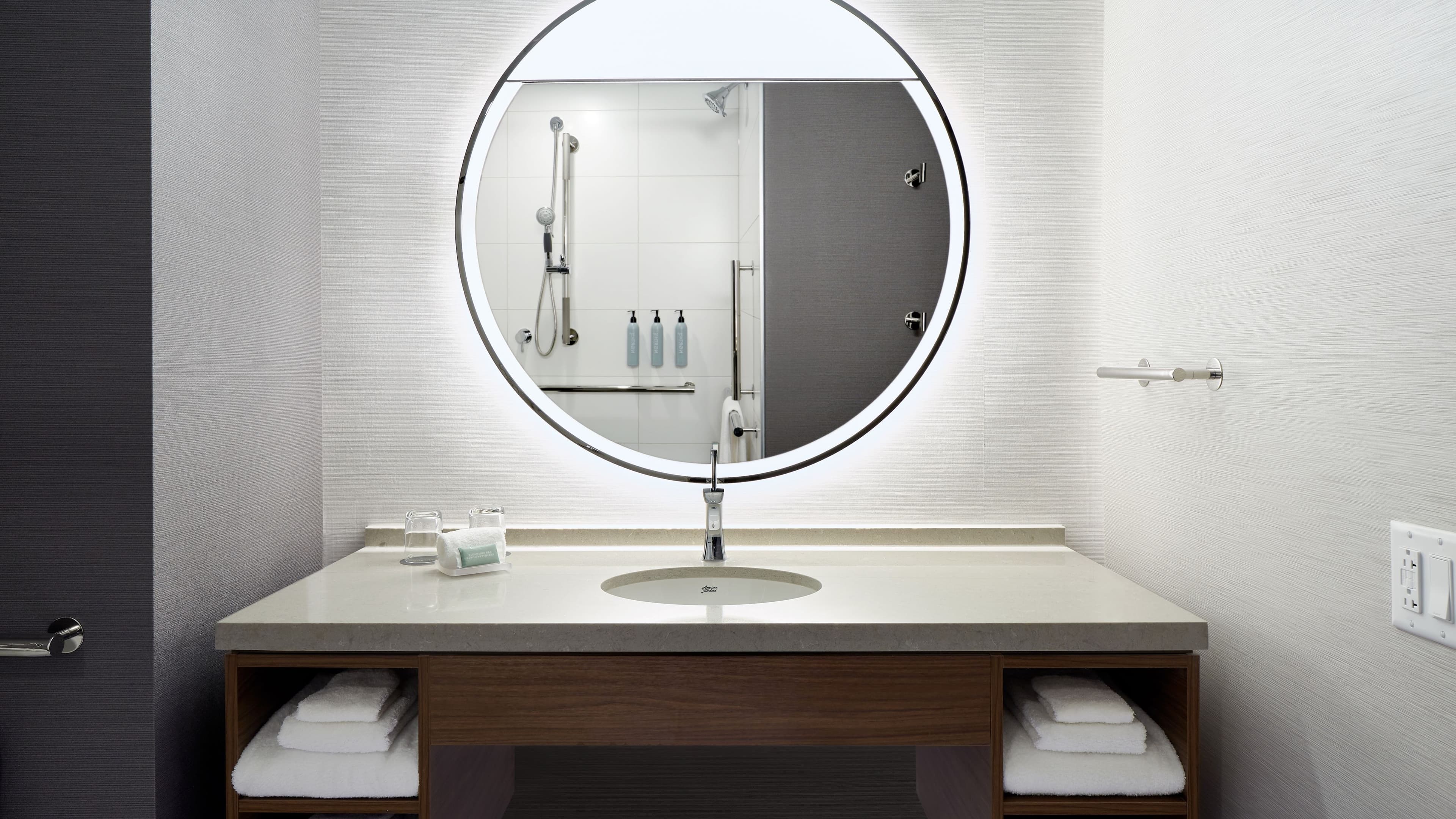 King Standard bedroom - Image 6