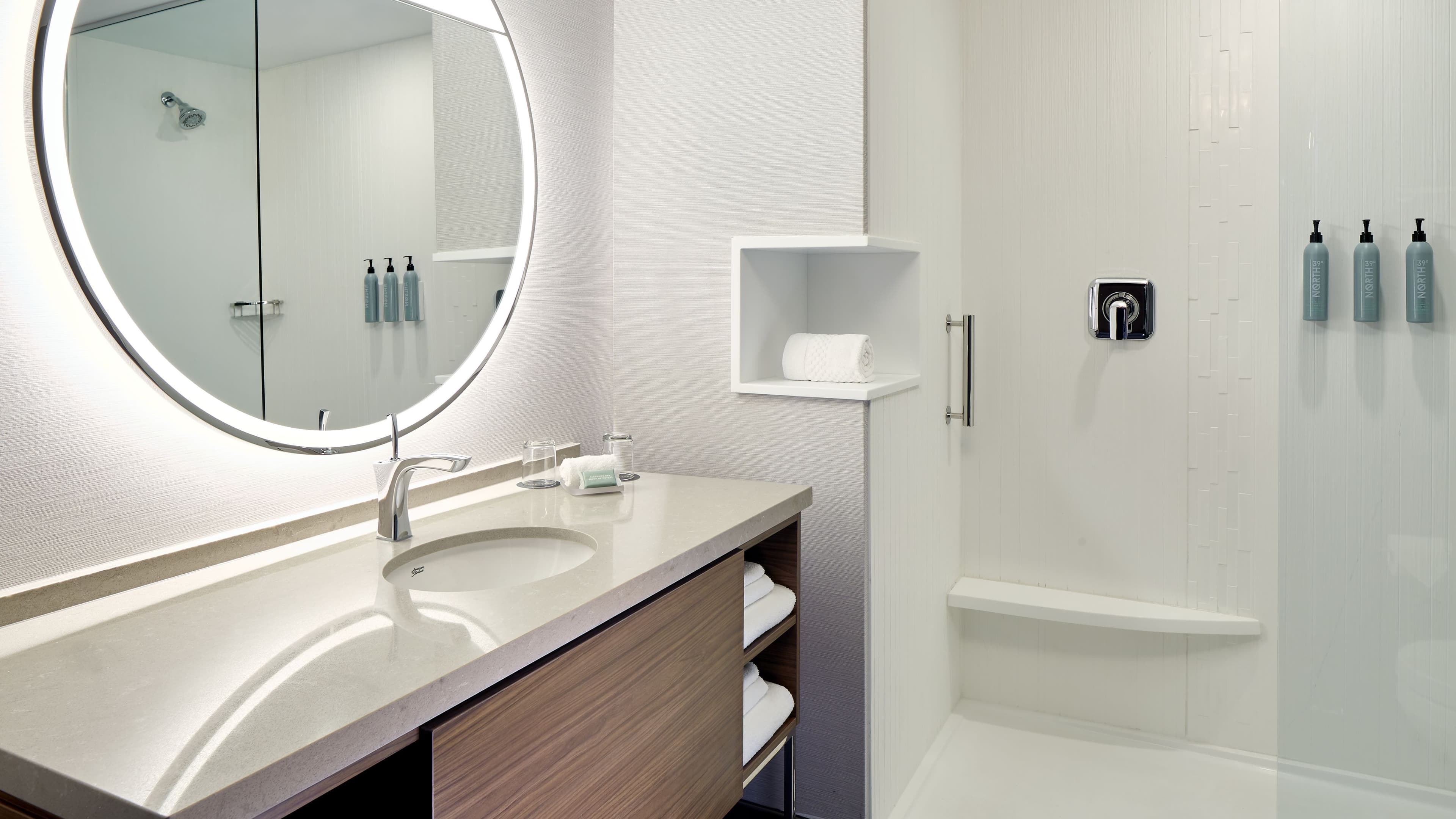 King Standard bedroom - Image 3