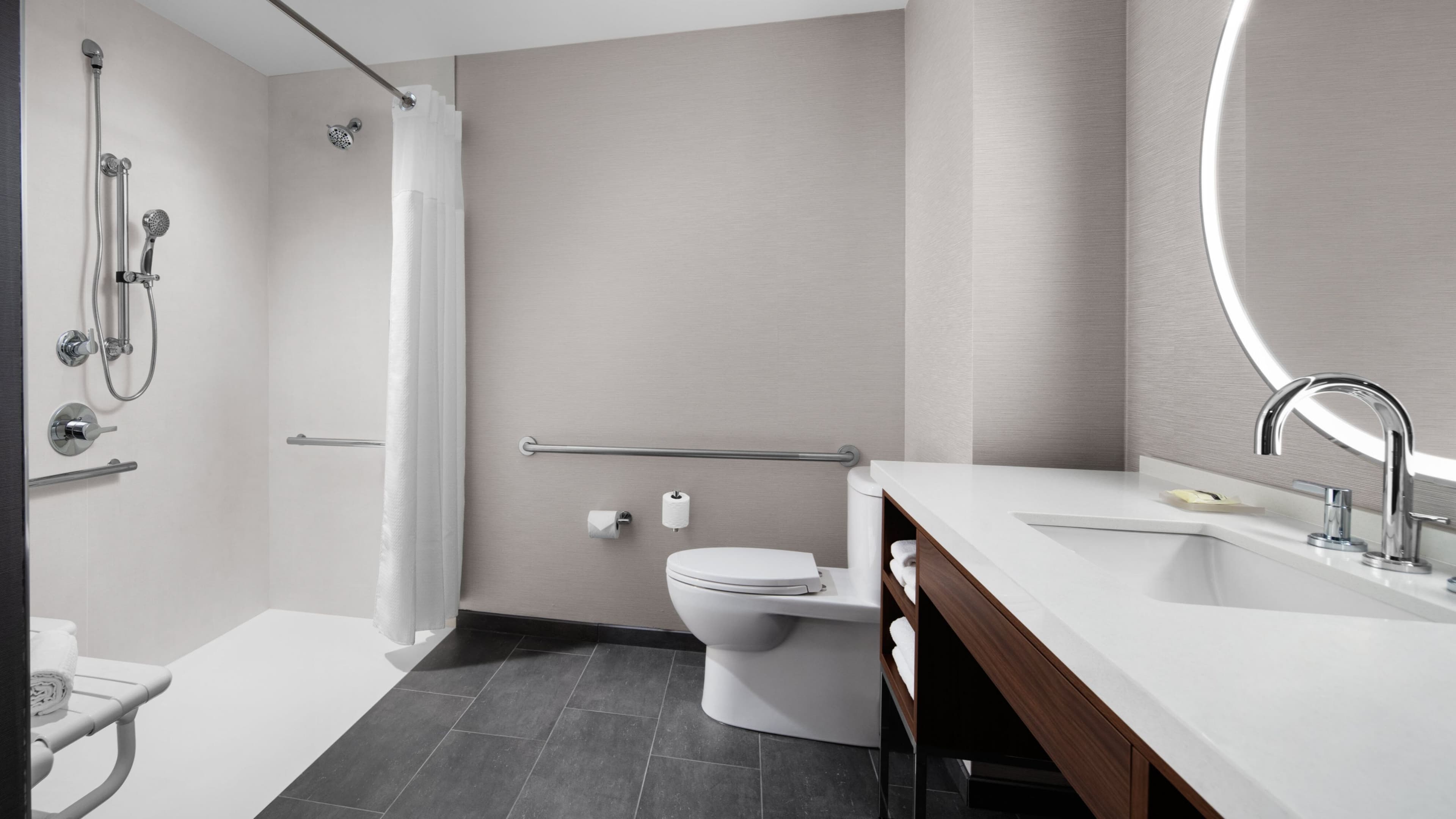 King Guest Room - Image 8