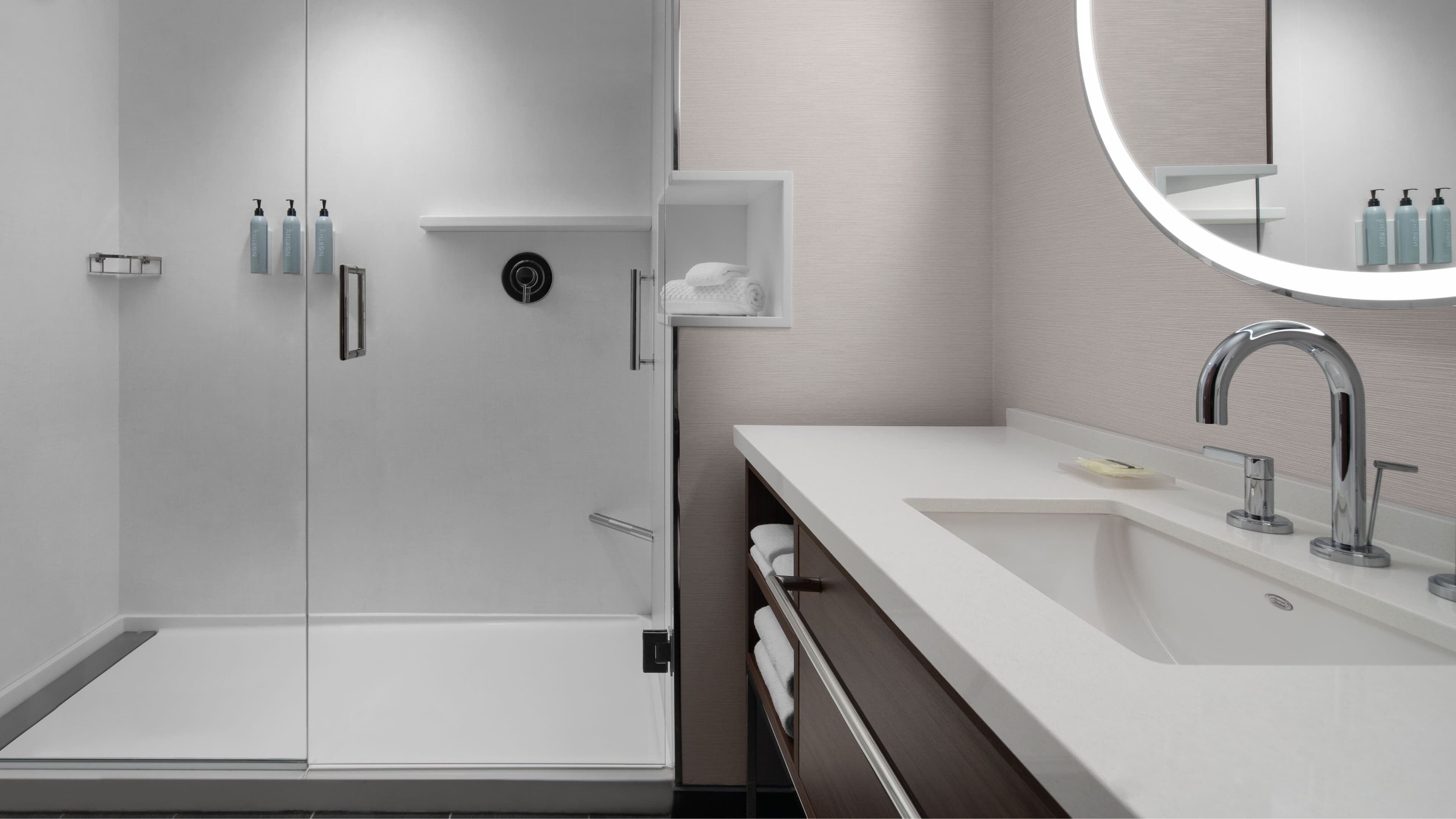 King Guest Room - Image 7