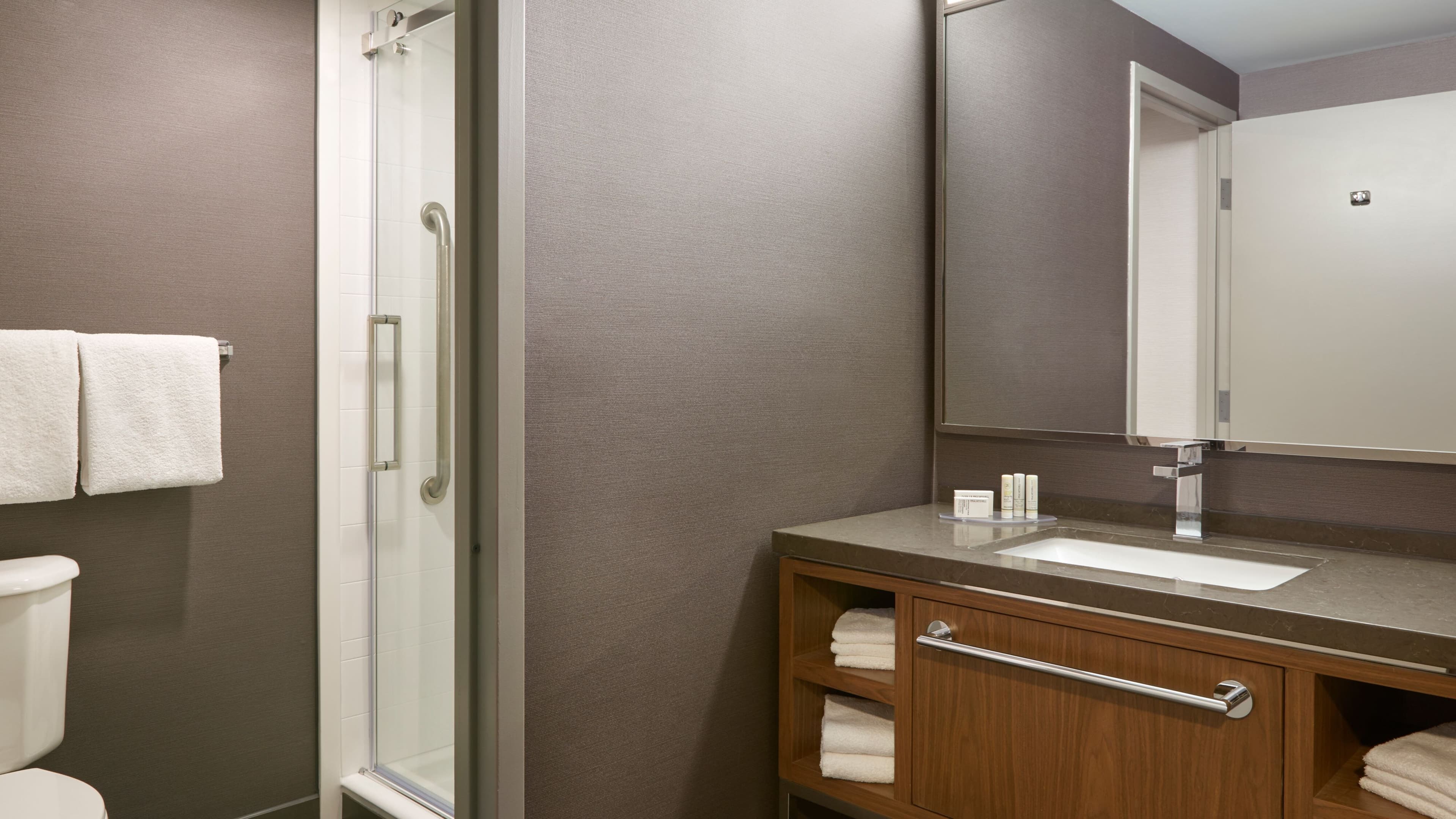 King Guest Room - Image 6