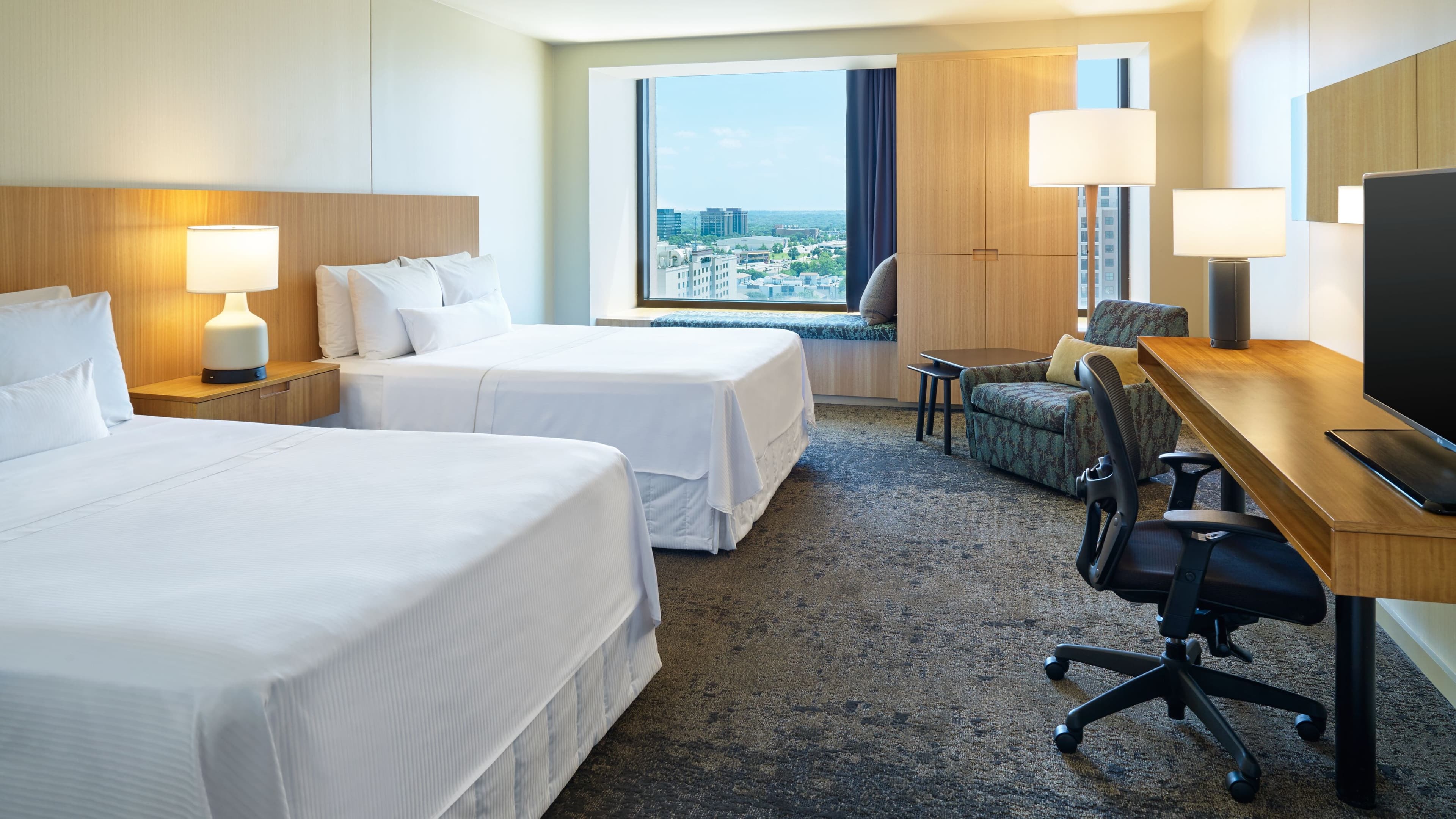 Deluxe Queen Queen - Image 1