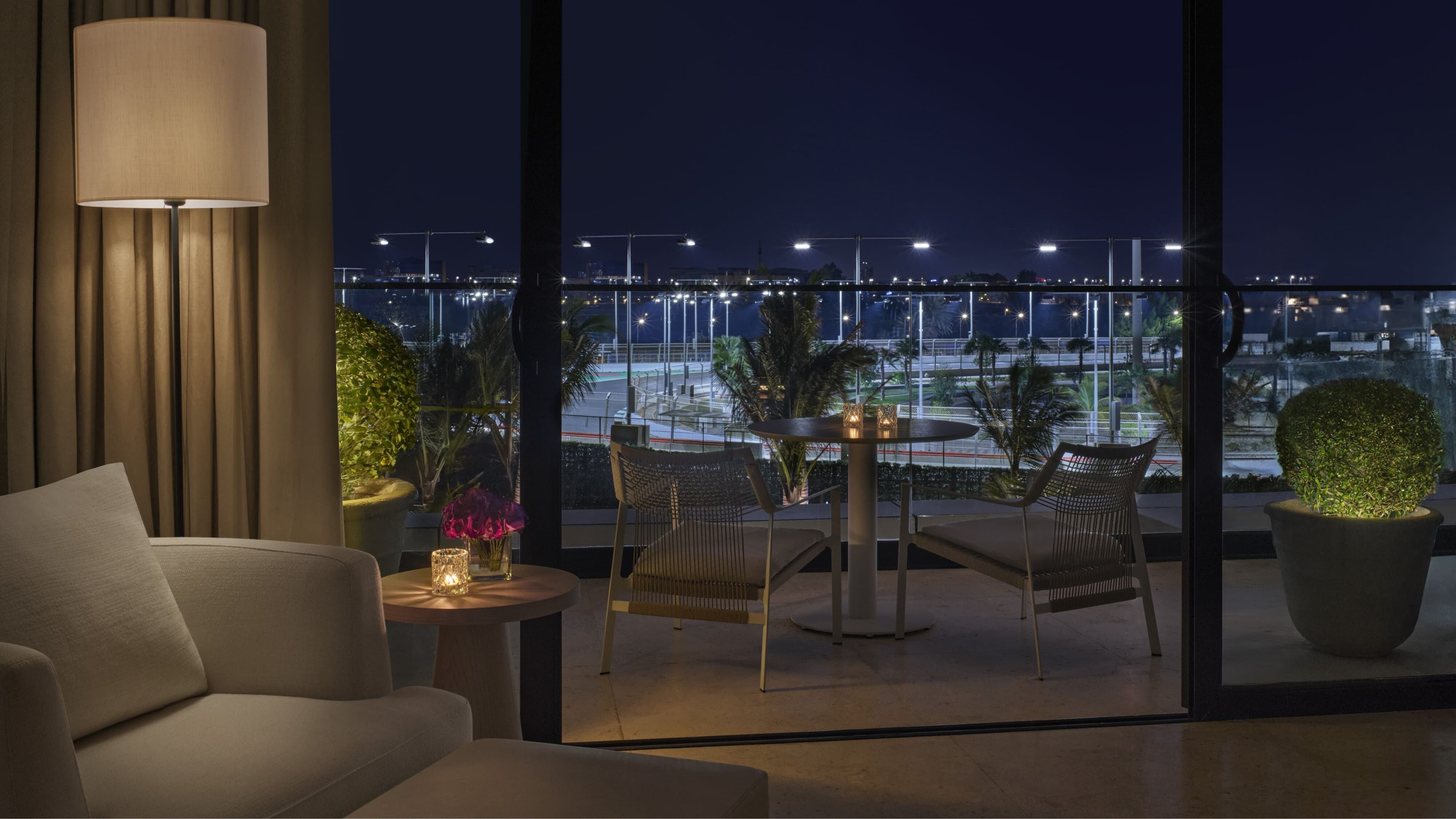 Deluxe King City View - Image 2