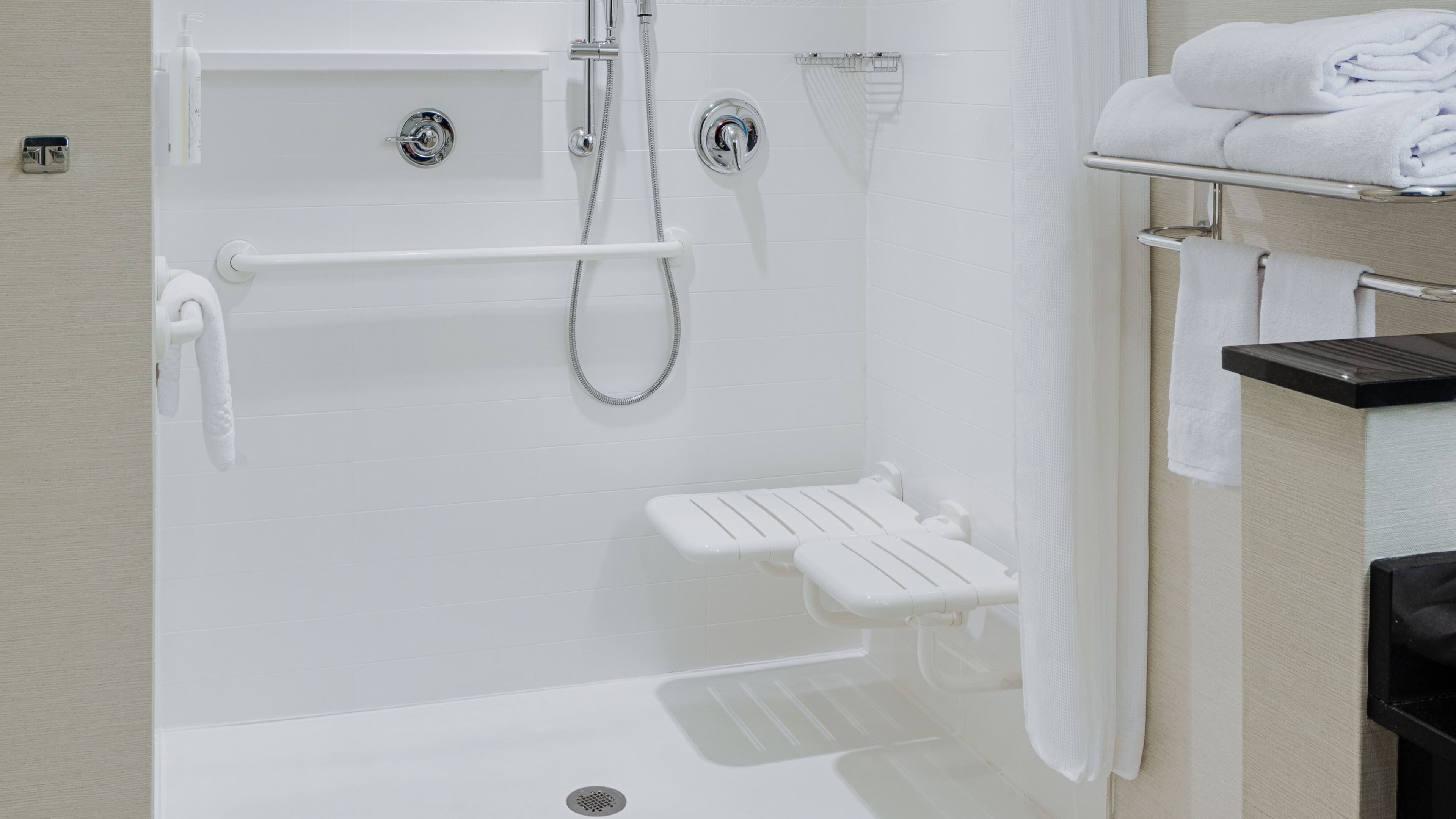 Double Queen Guest Room - Image 6