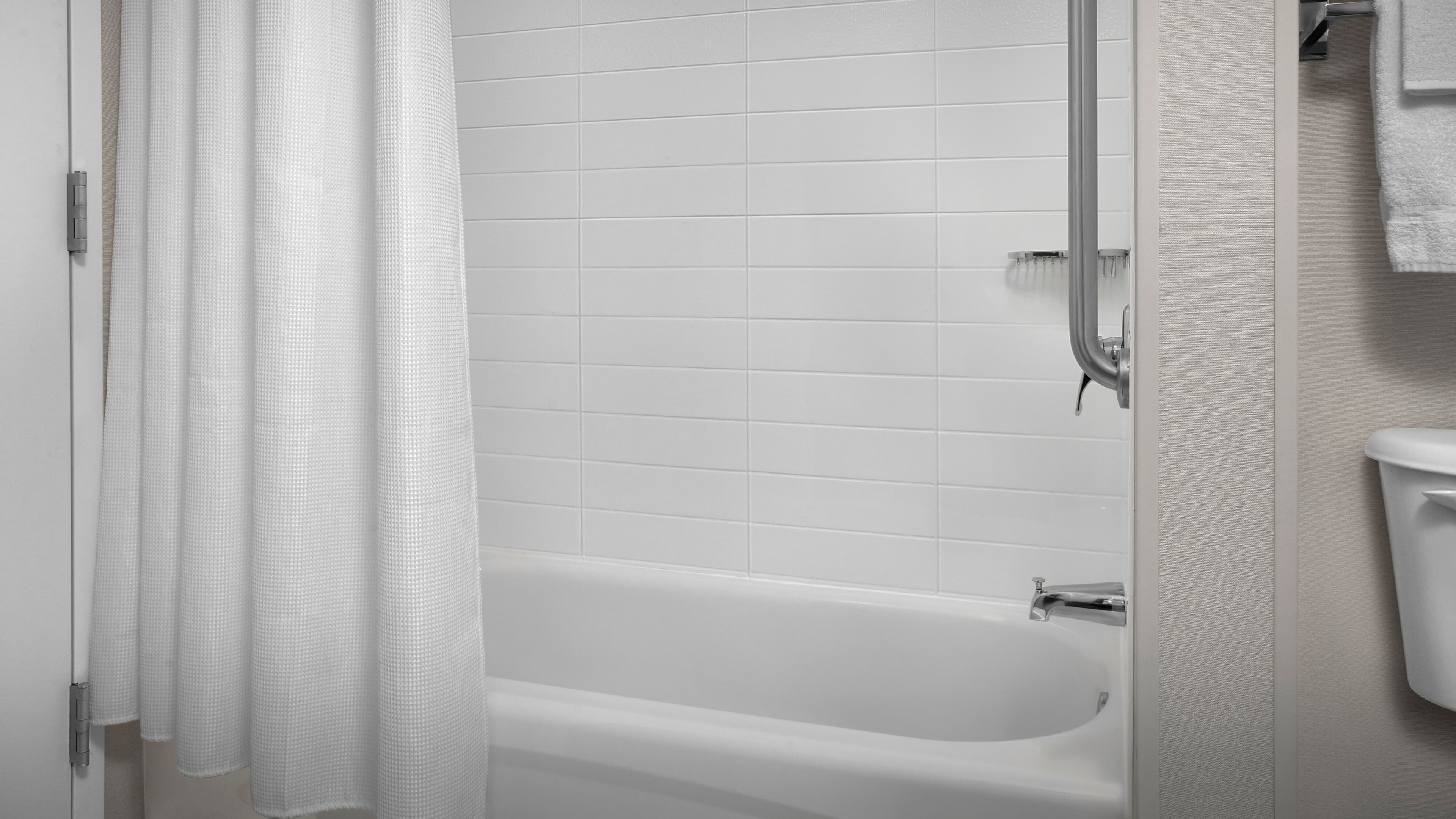 2 Double Bed Guestroom - Image 5