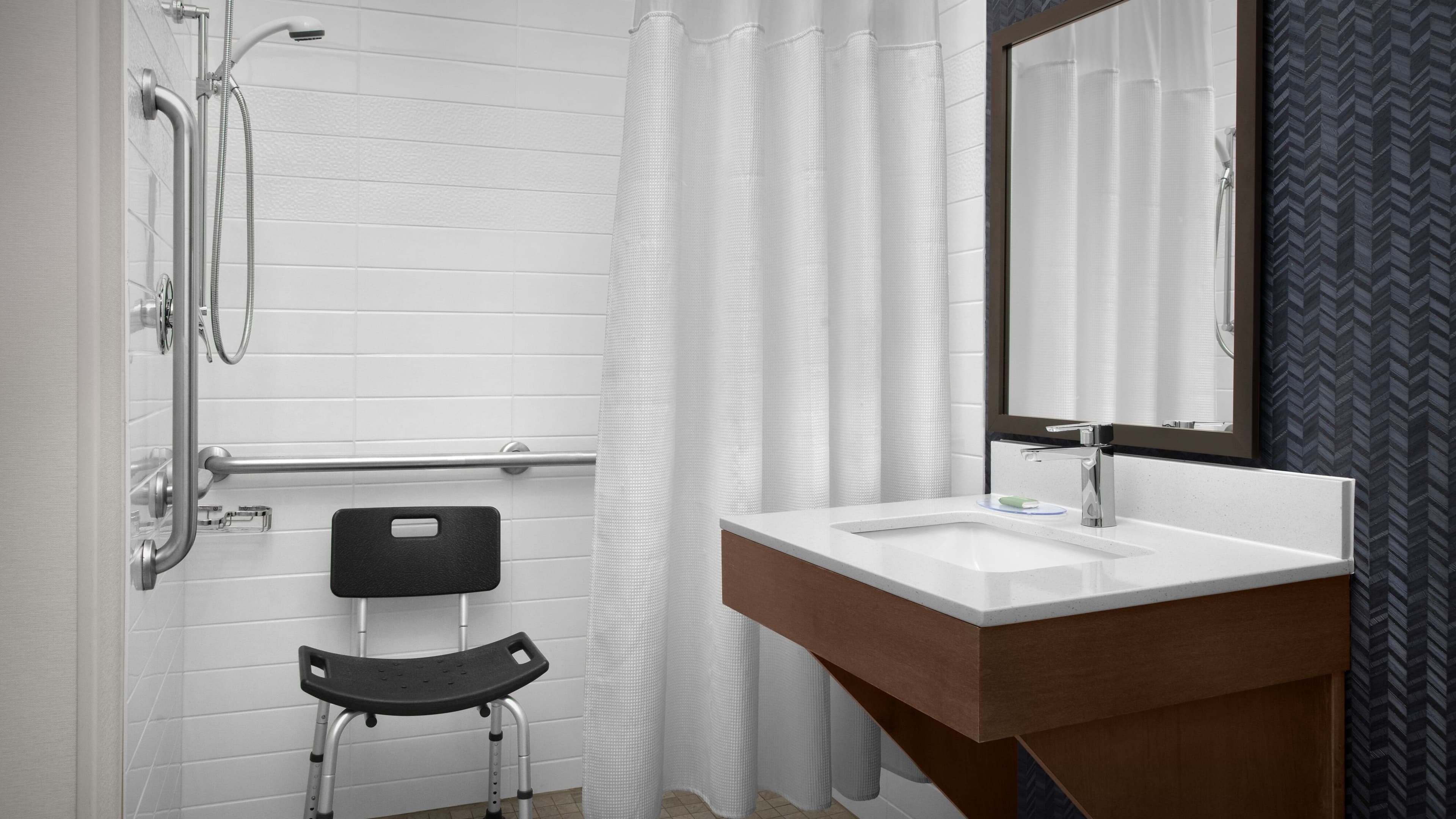 2 Double Bed Guestroom - Image 4