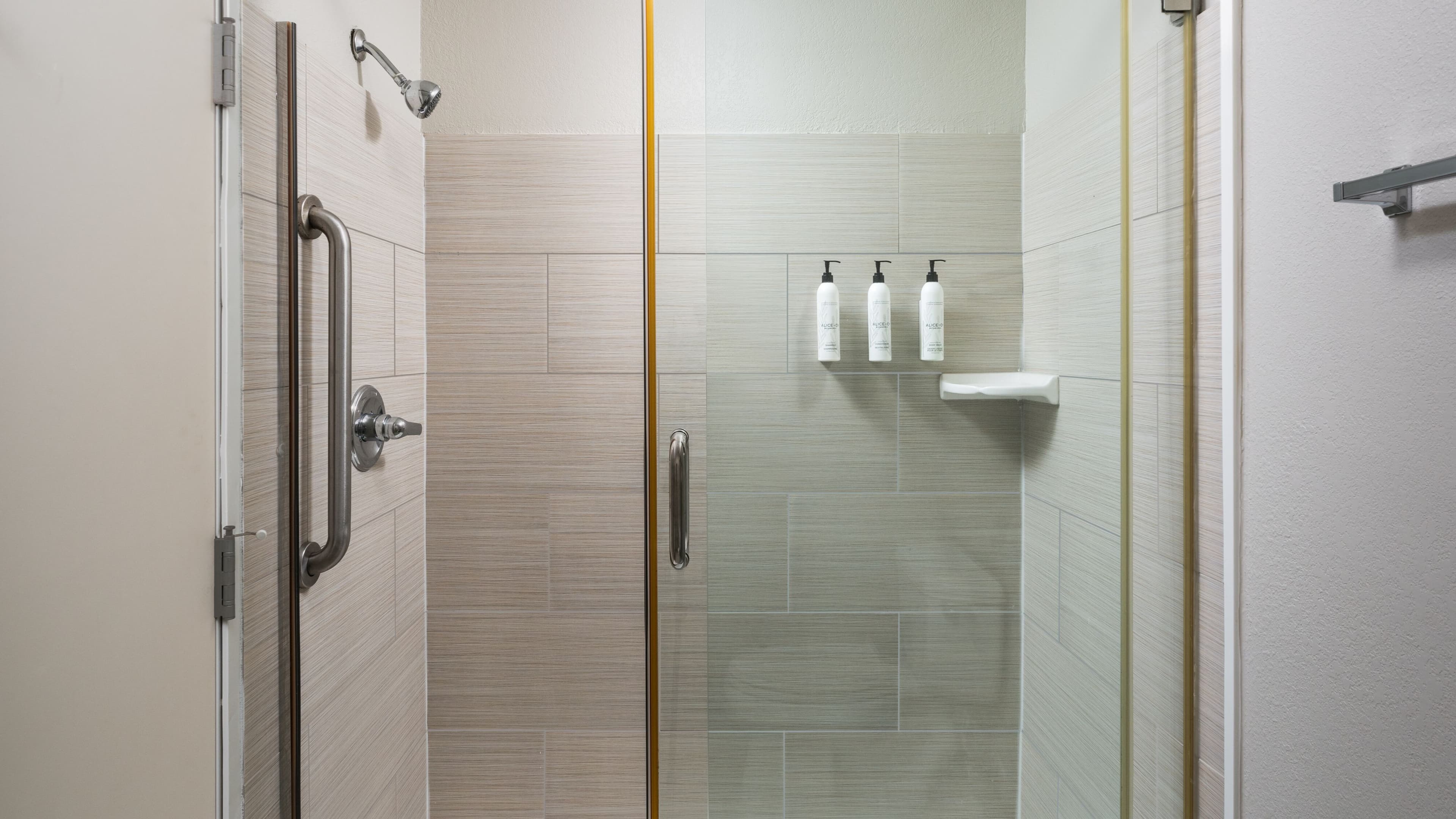 Two Queen Beds - Image 6