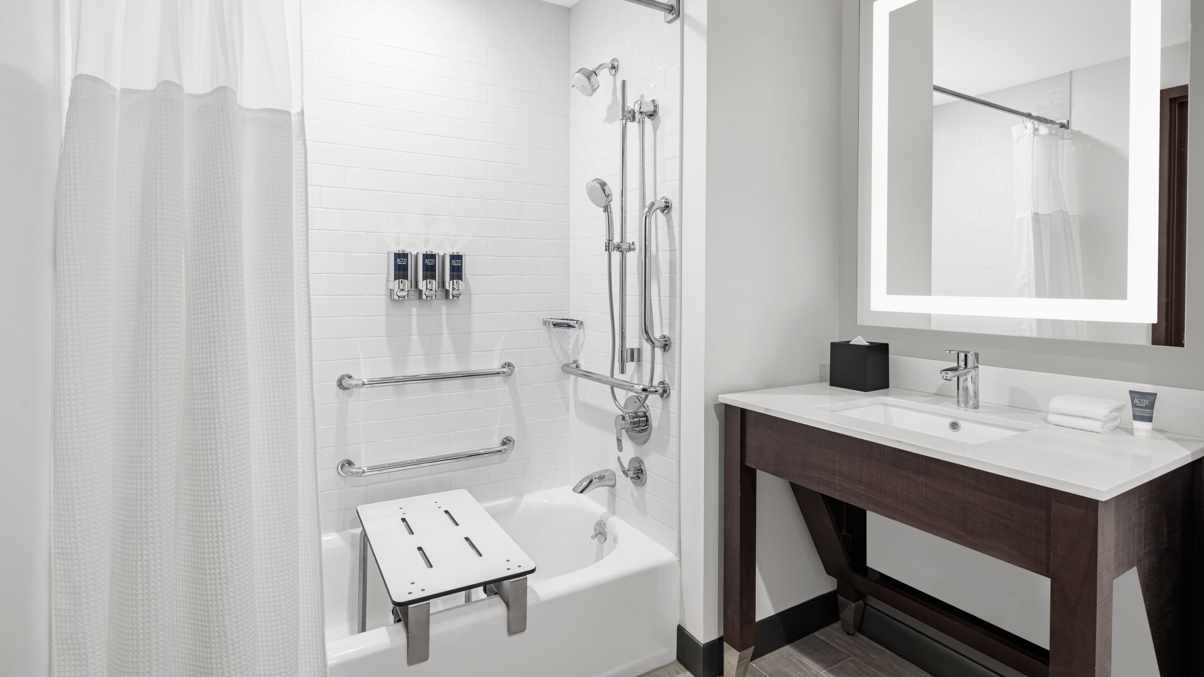 Deluxe Two Double Room - Image 6