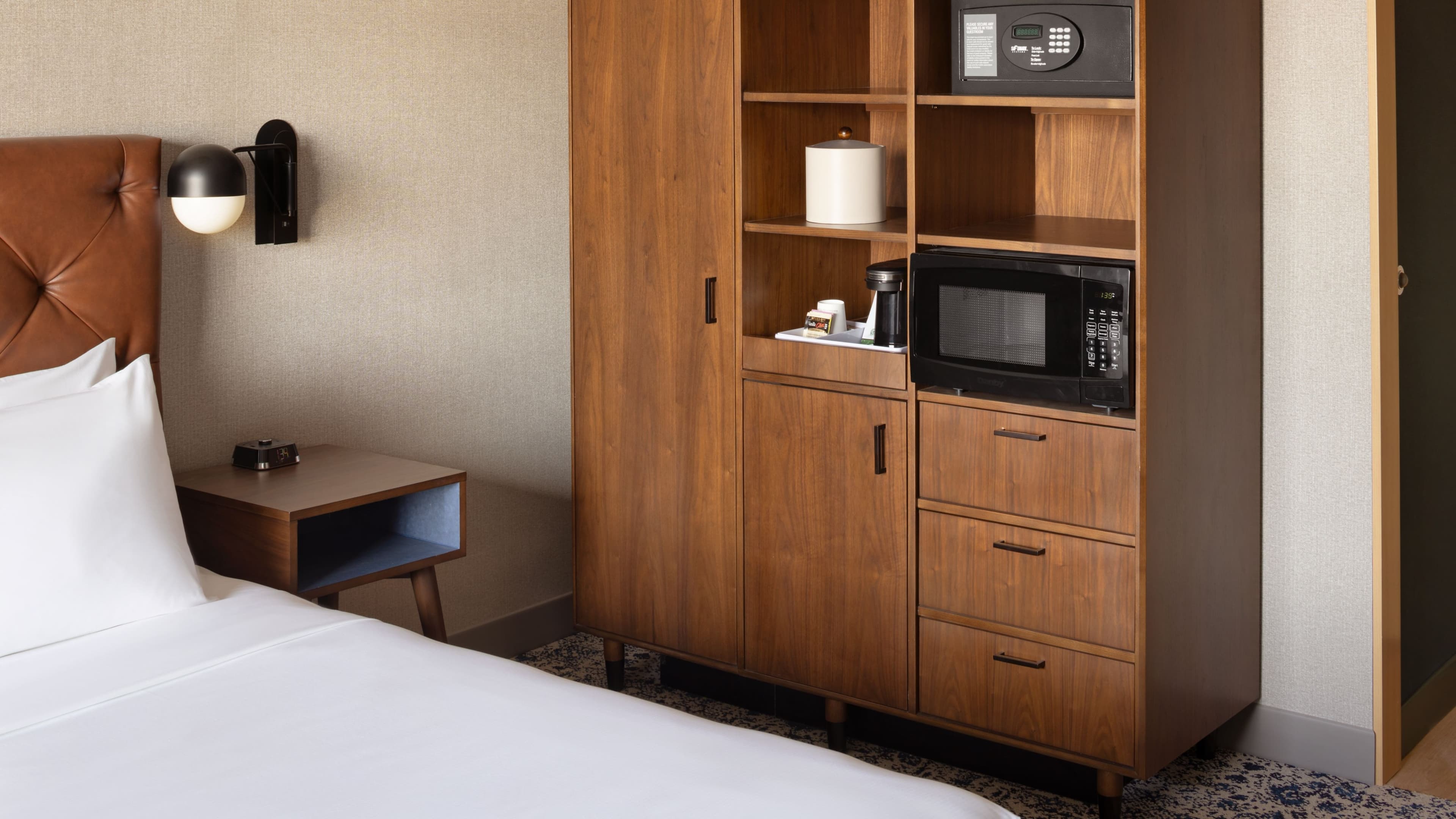 Guest Room - Image 4