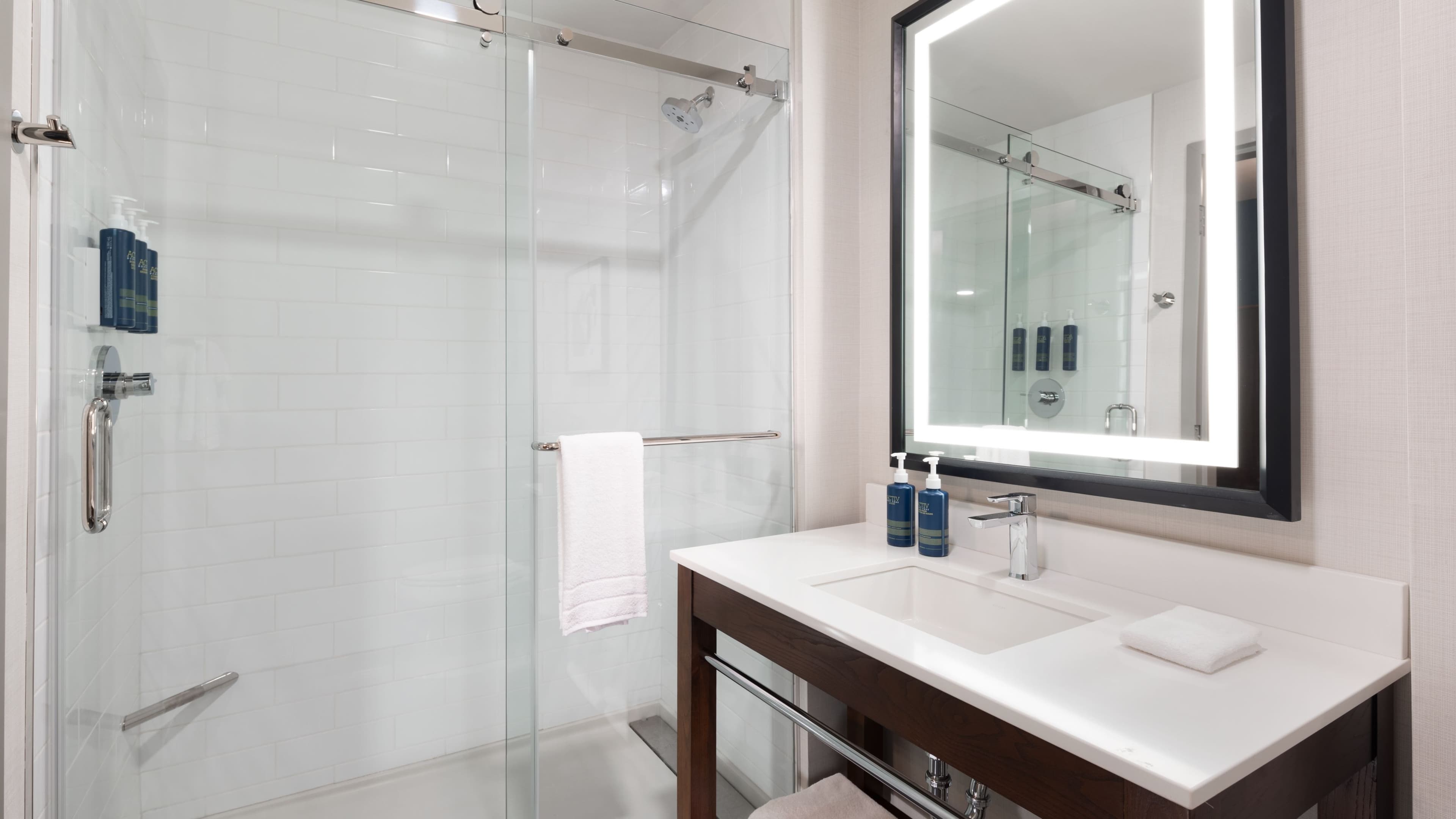 Guest Room - Image 6