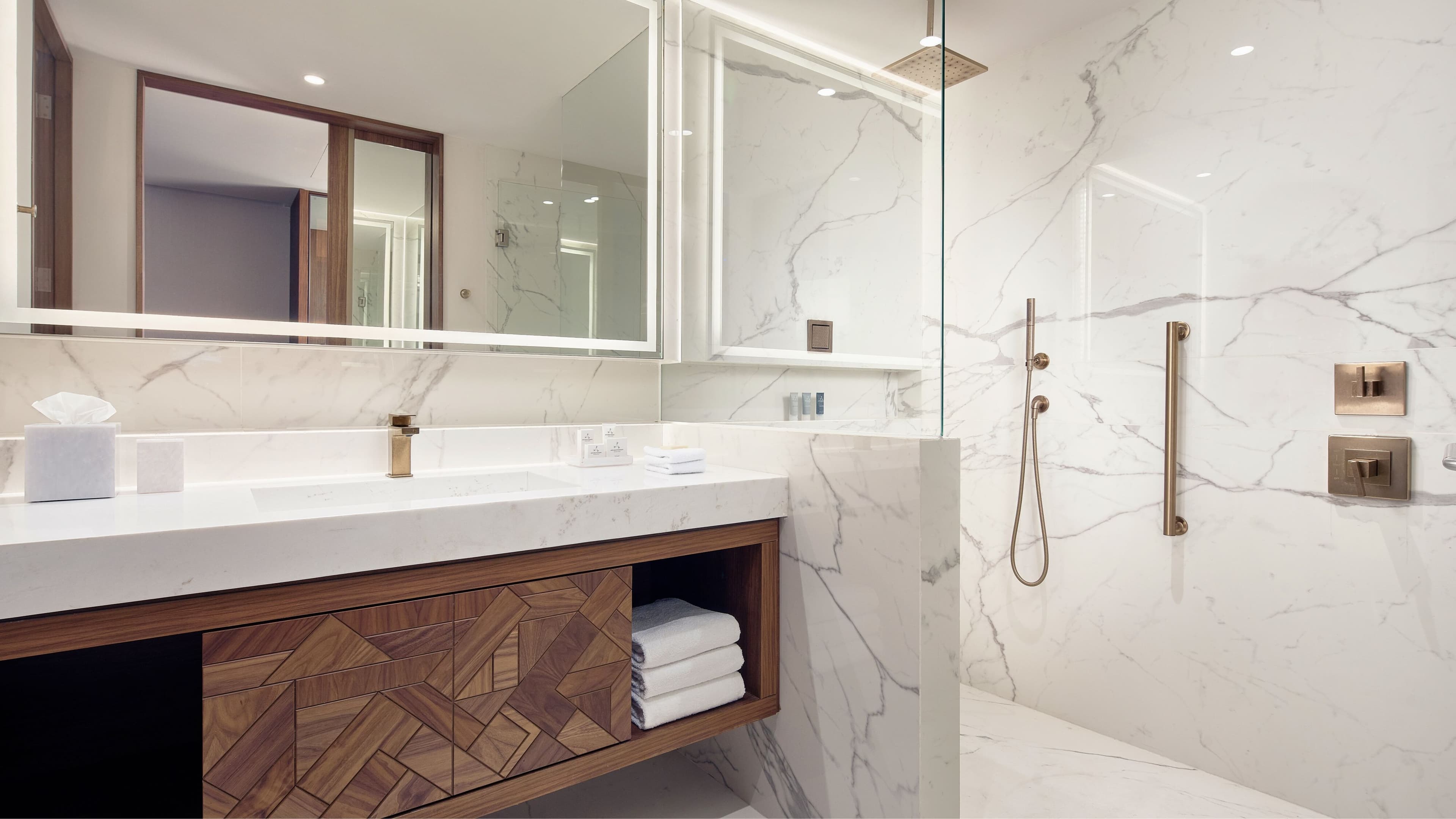 Deluxe Guest room - Image 8