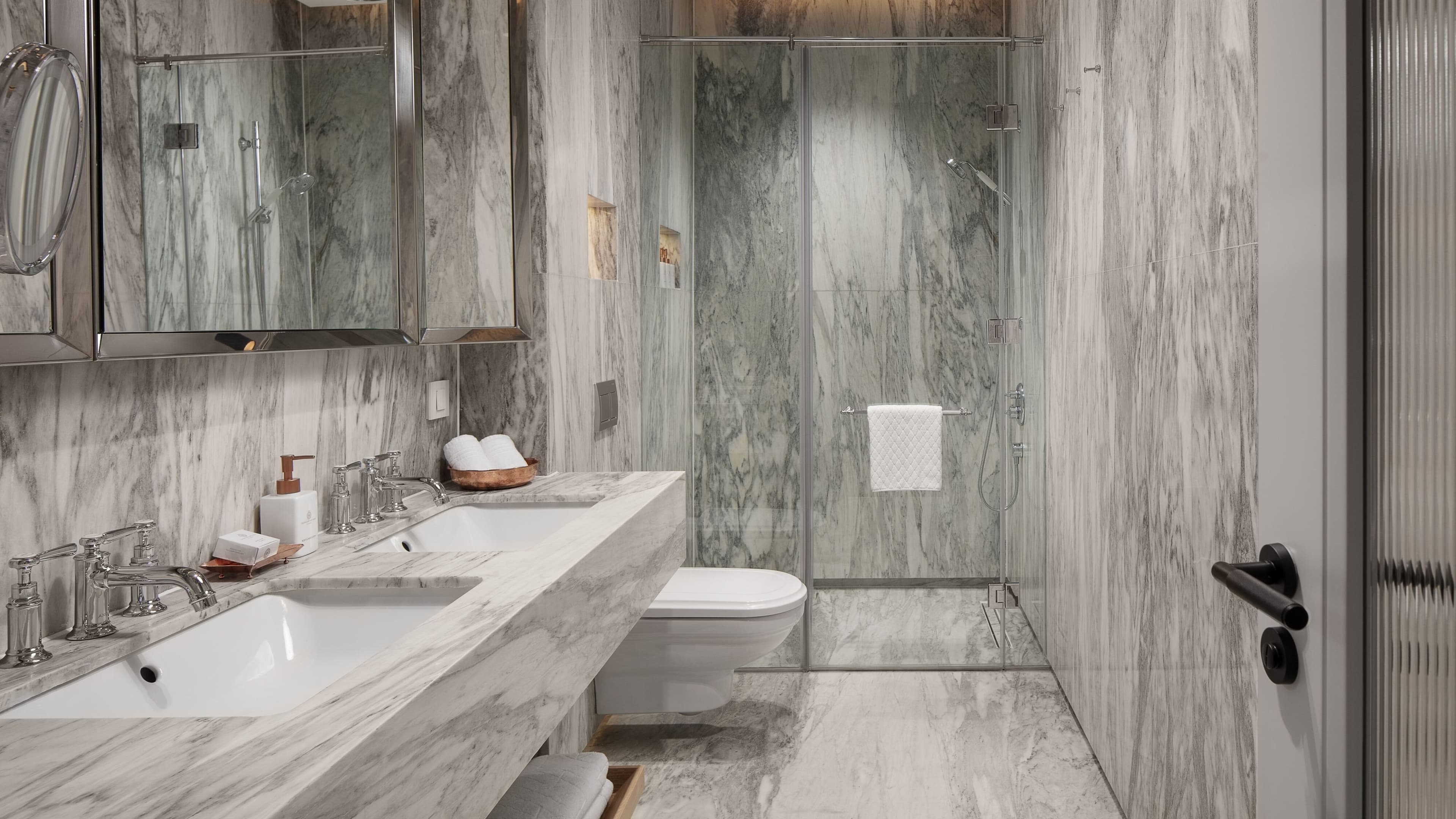 Deluxe Queen - Image 8