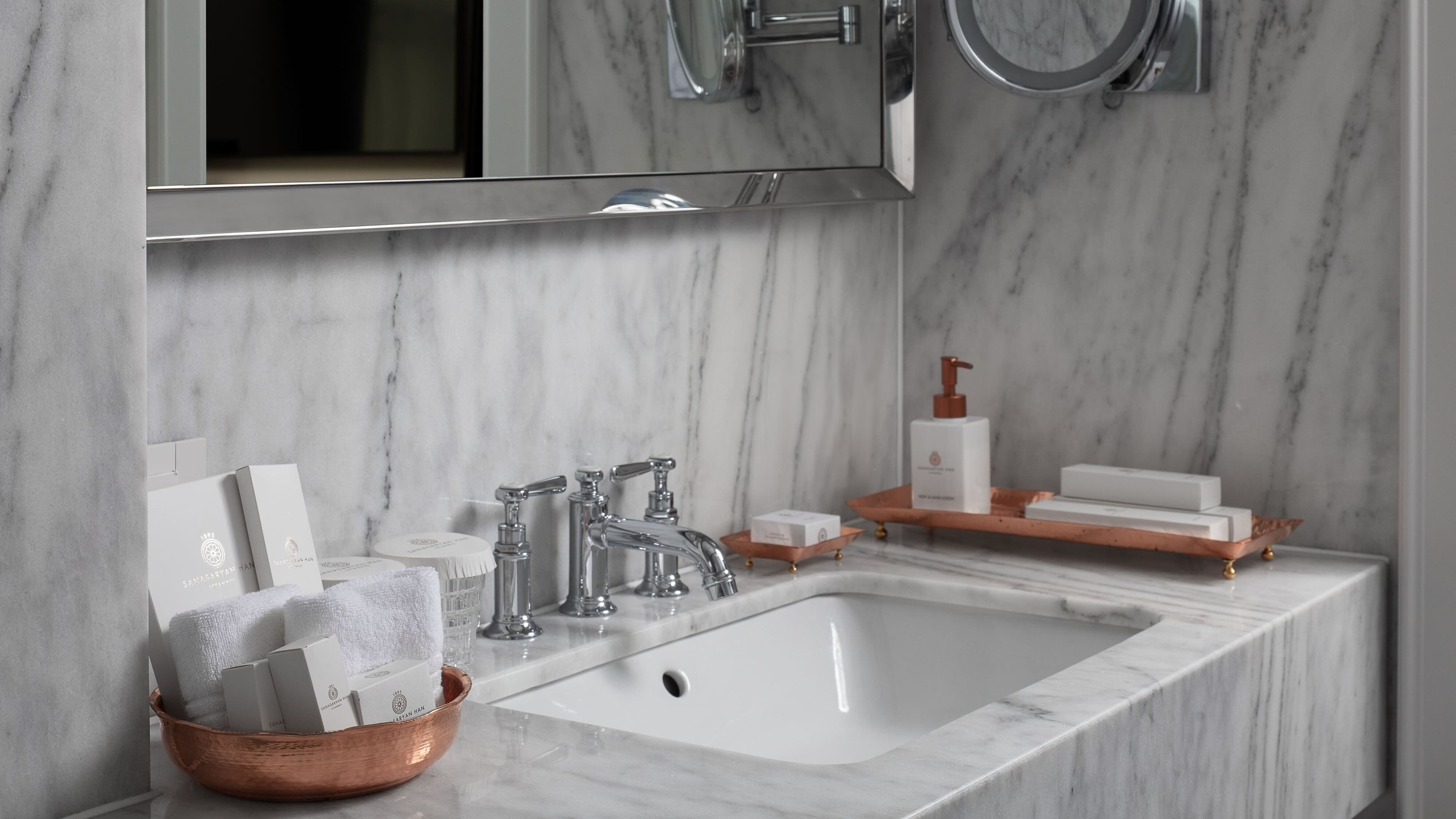 Deluxe Queen - Image 9