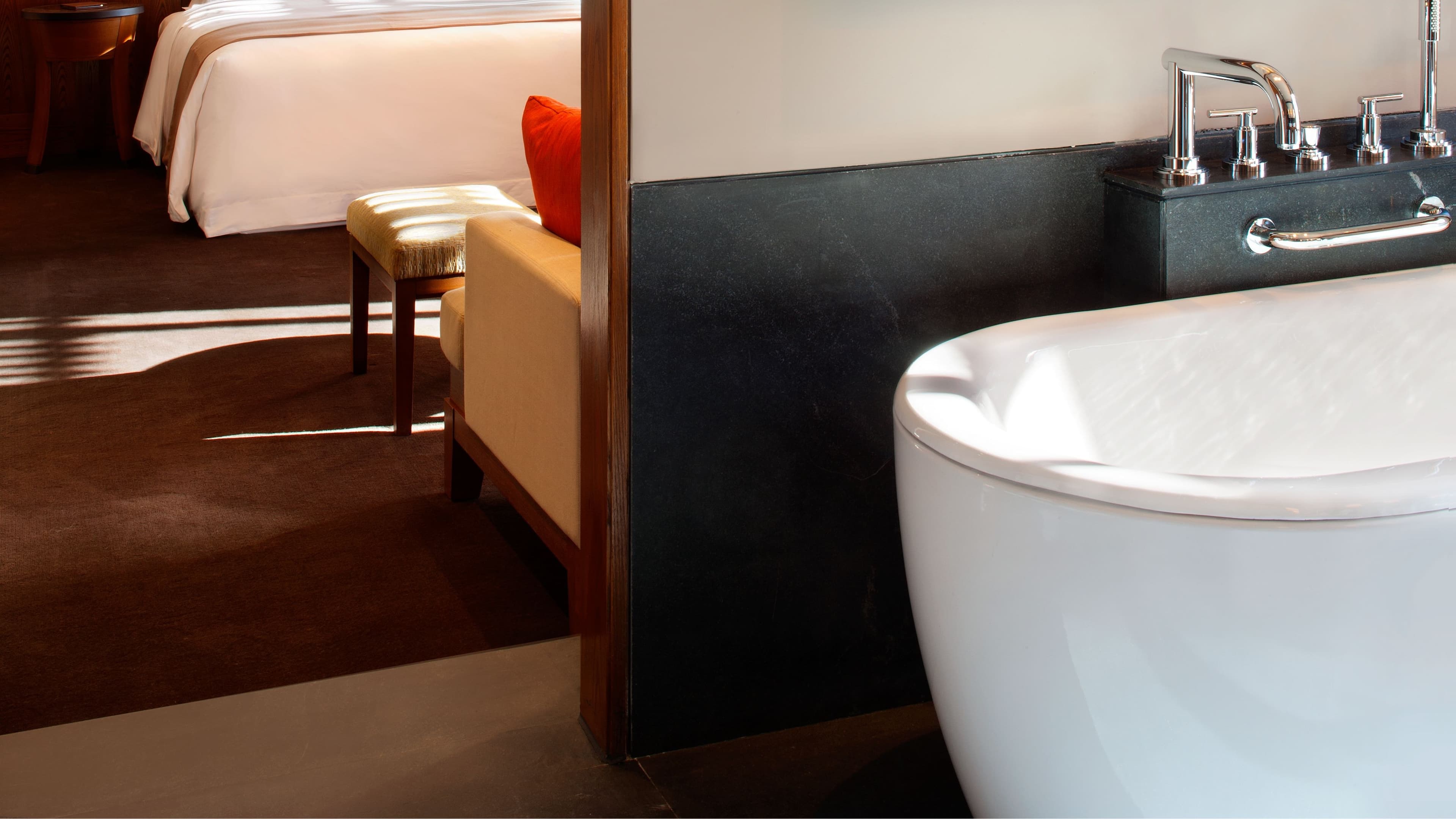 Classic Deluxe Room - Image 2