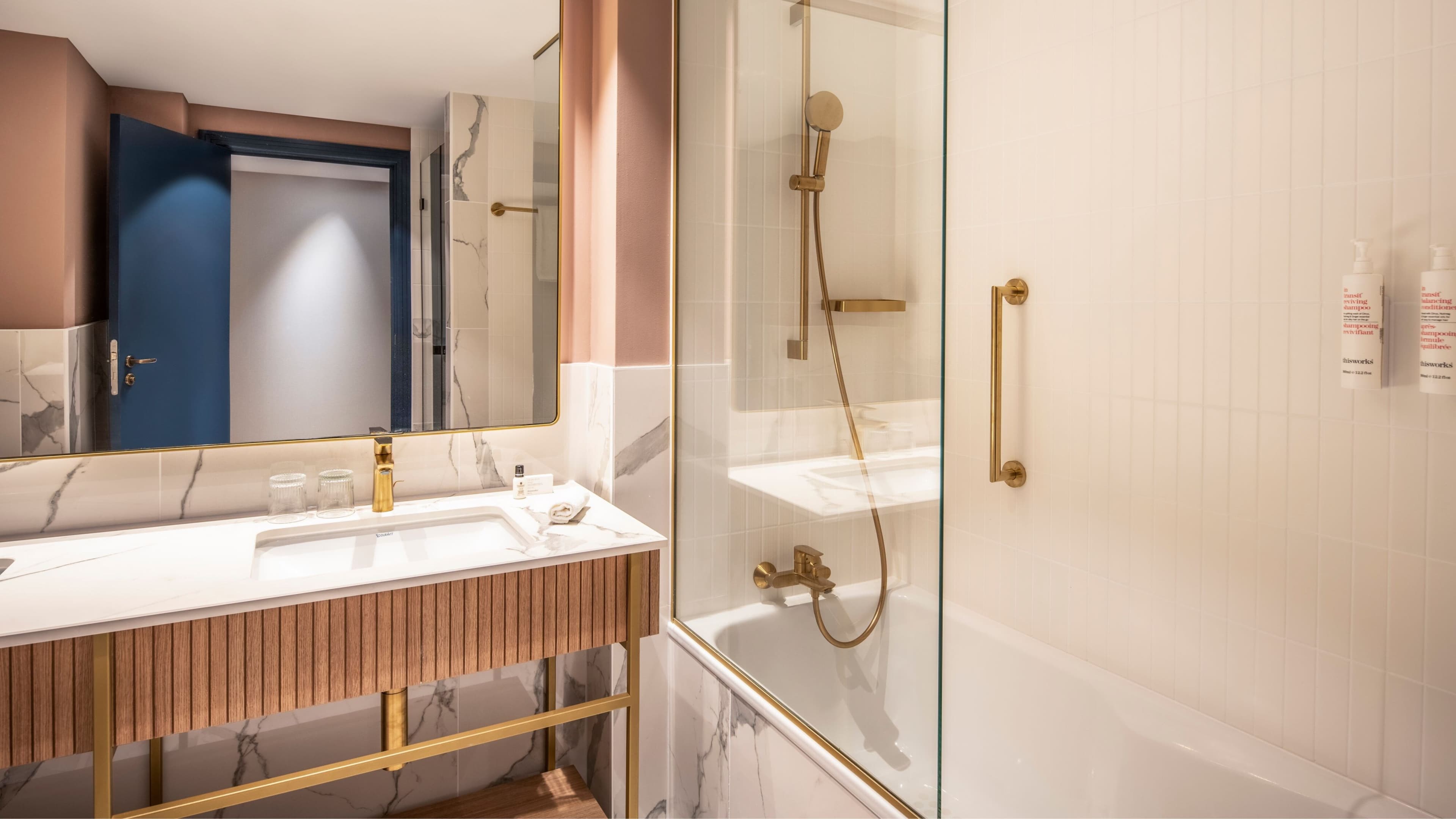 Deluxe Guest room - Image 4