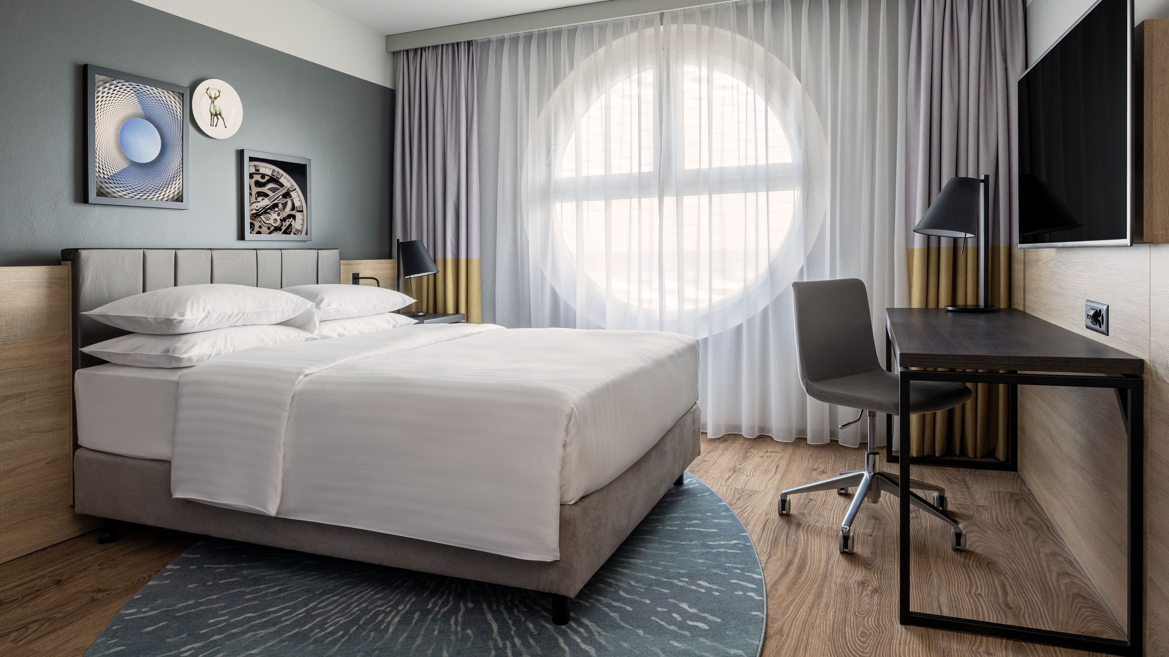 Superior Queen - Image 1