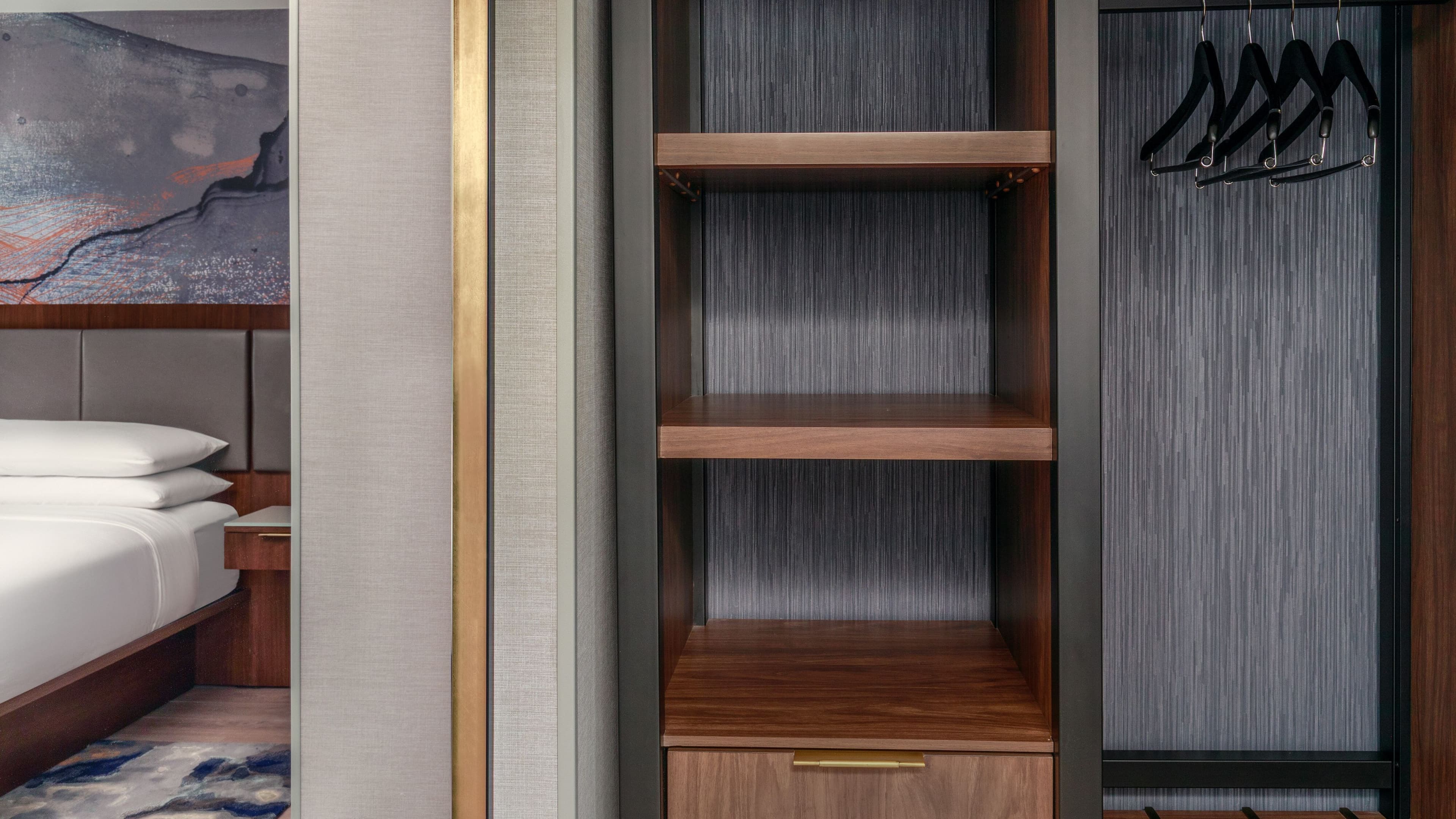 2 Queen w/Lounge Access - Image 4