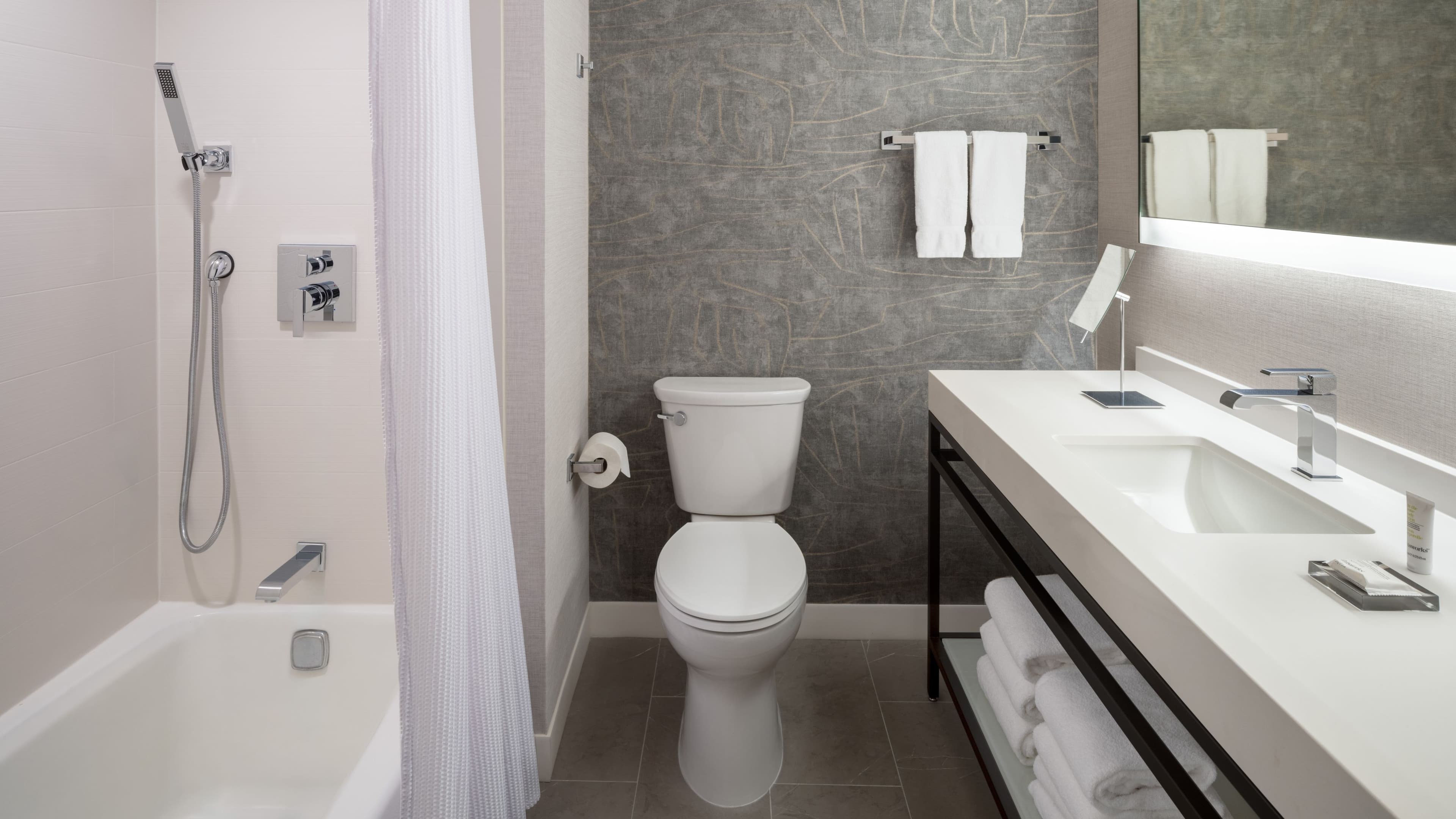 Newly Renovated 2 Queens - Image 3