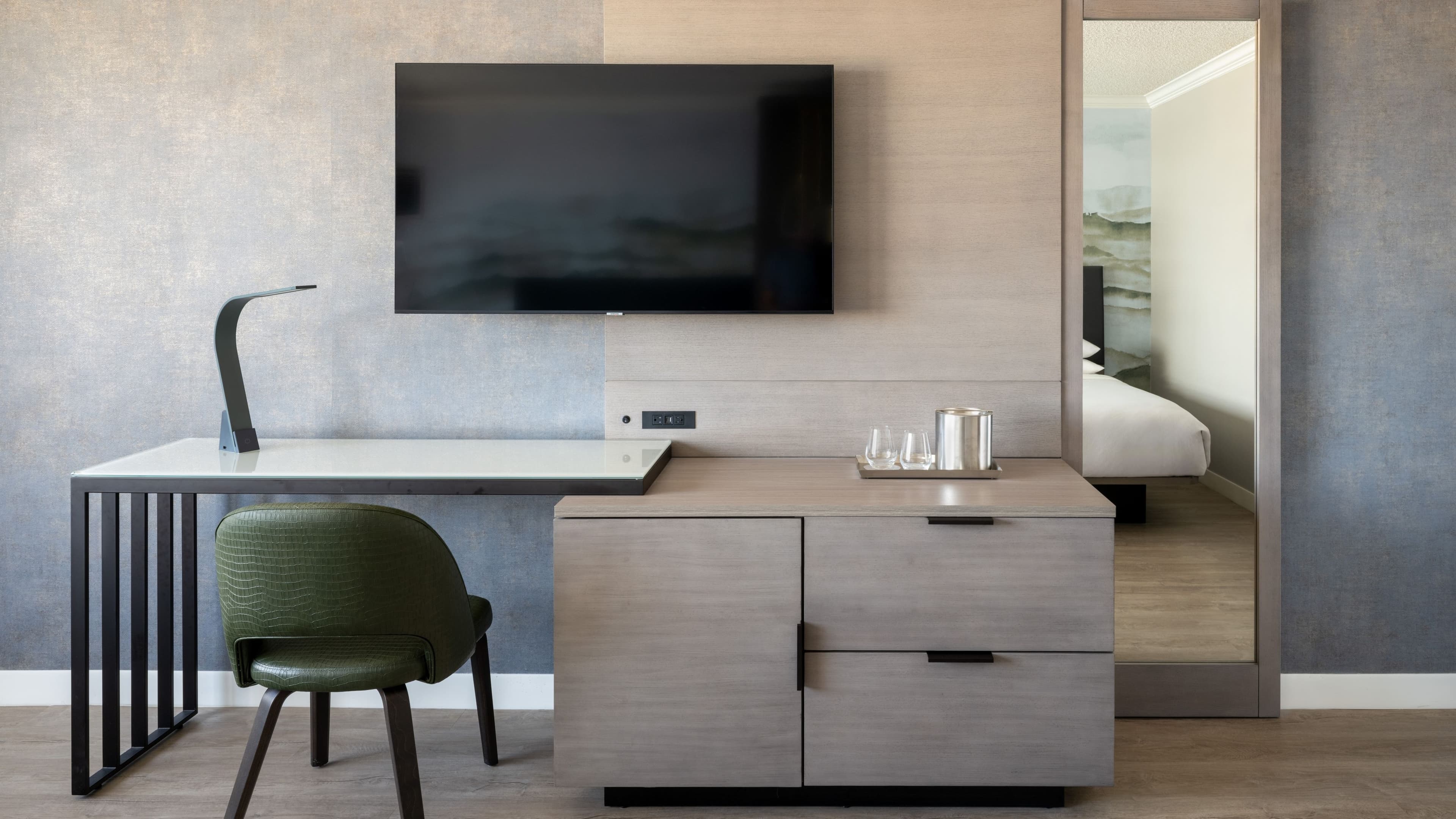 Newly Renovated 2 Queens - Image 2