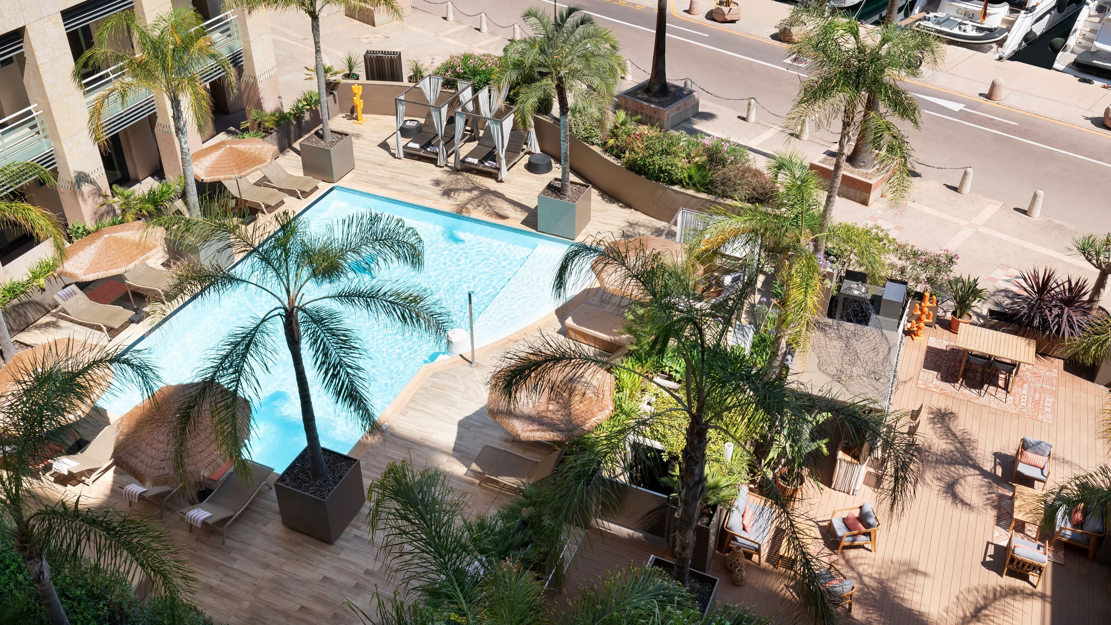 Deluxe Sea View - Image 3