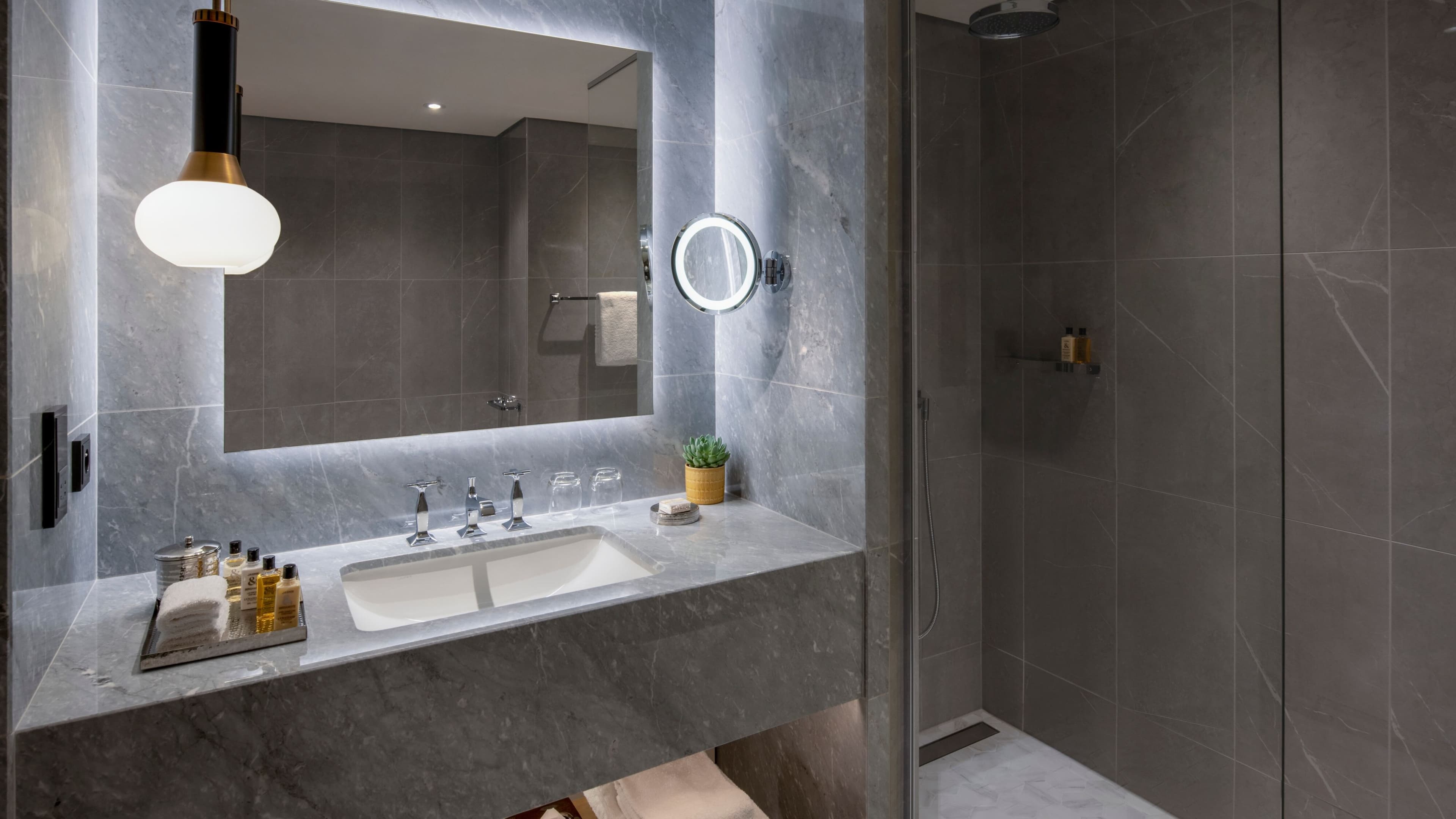 Deluxe Queen - Image 5