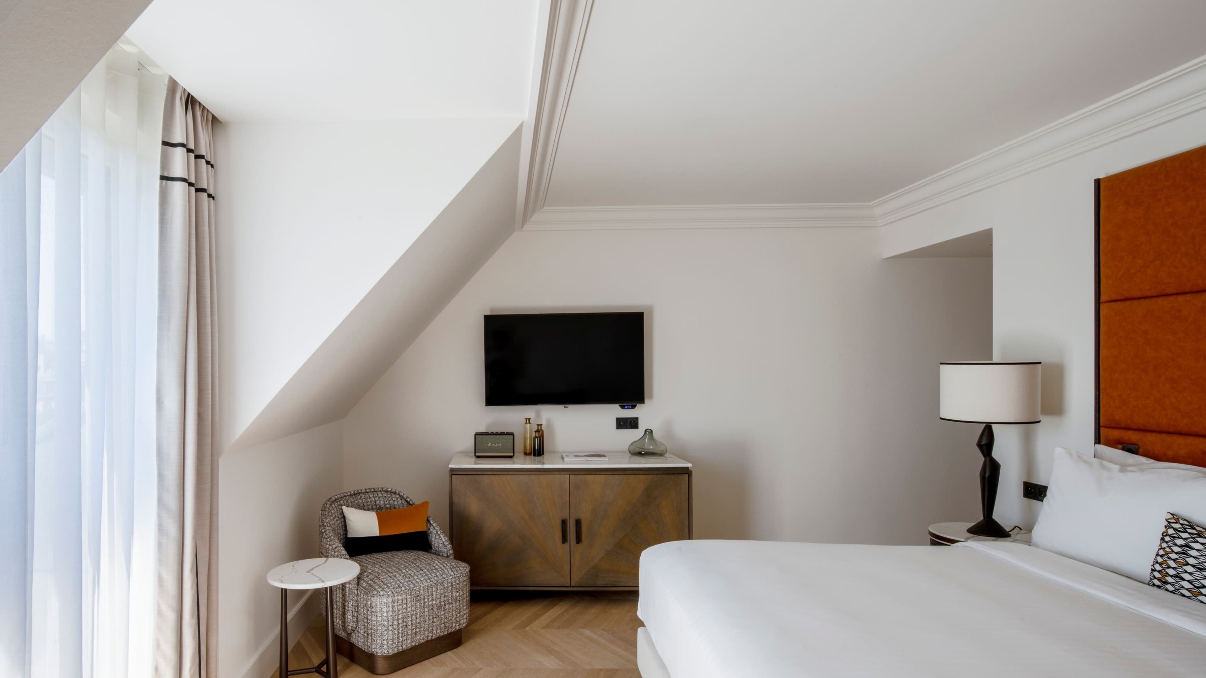 Deluxe Queen - Image 4