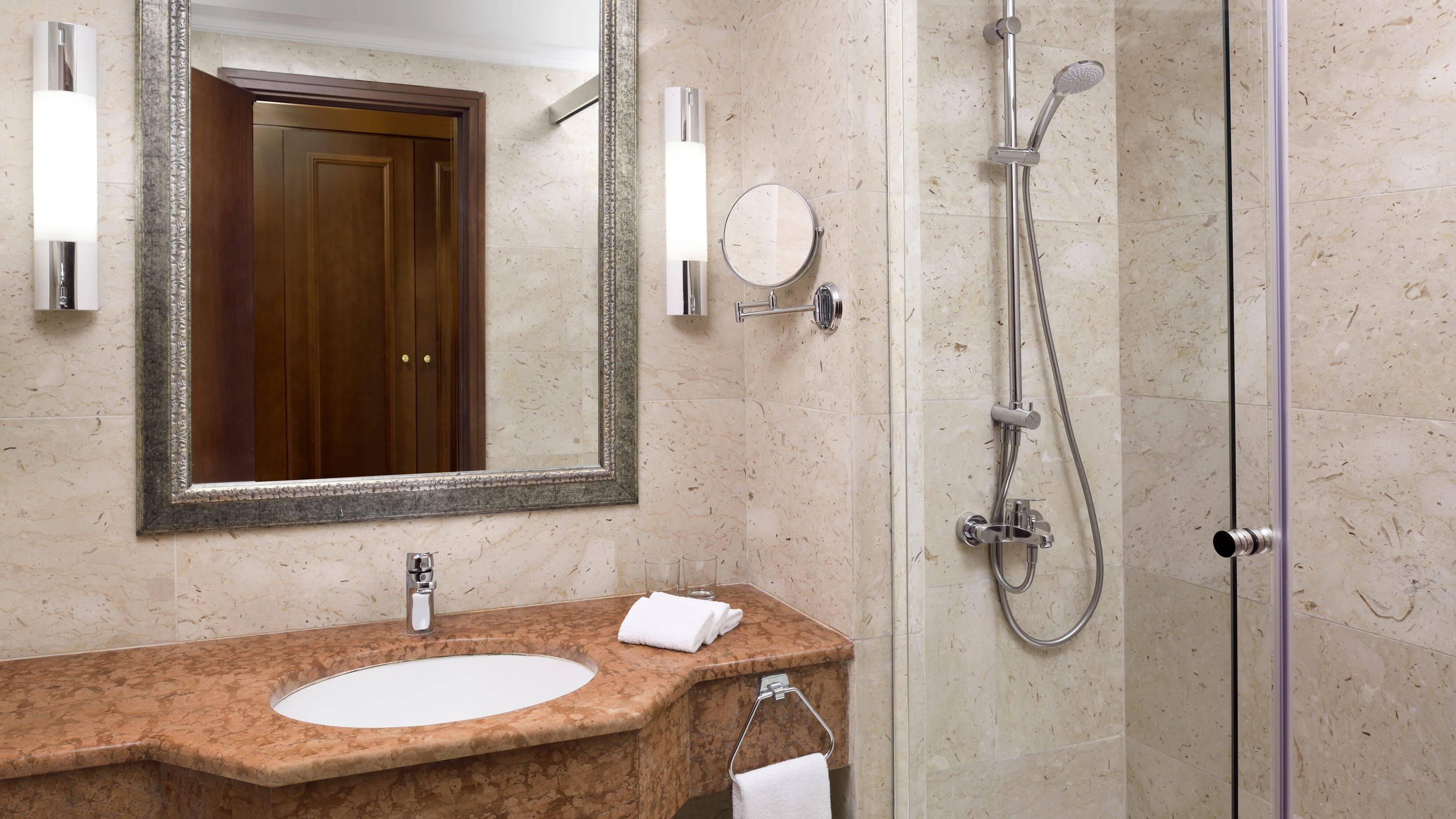 Deluxe Room - Image 7