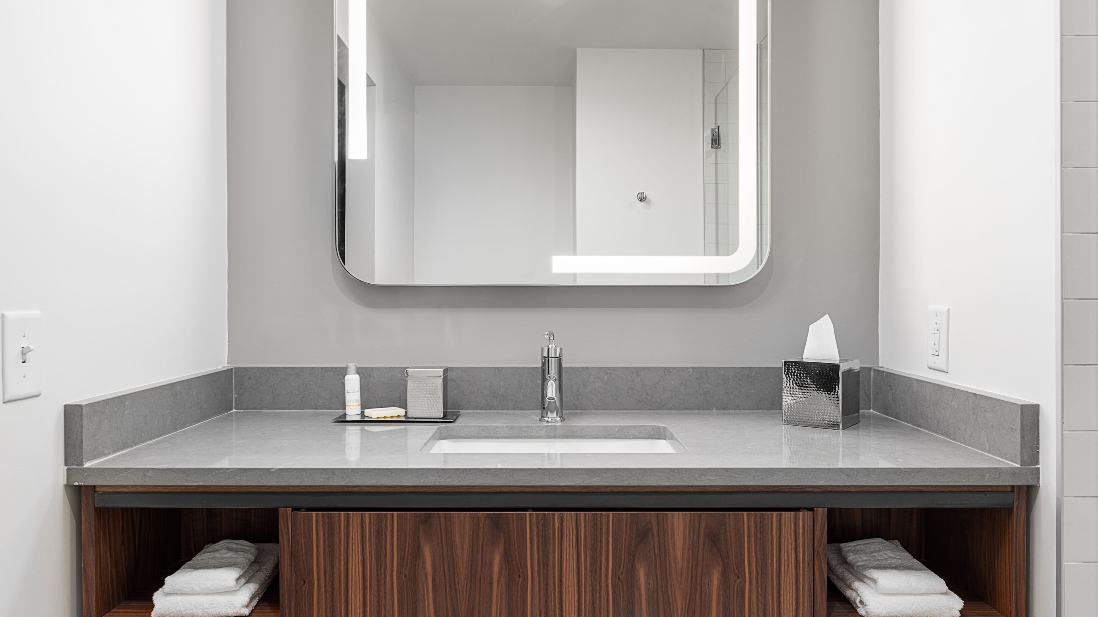 Guestroom One King Bed - Image 9