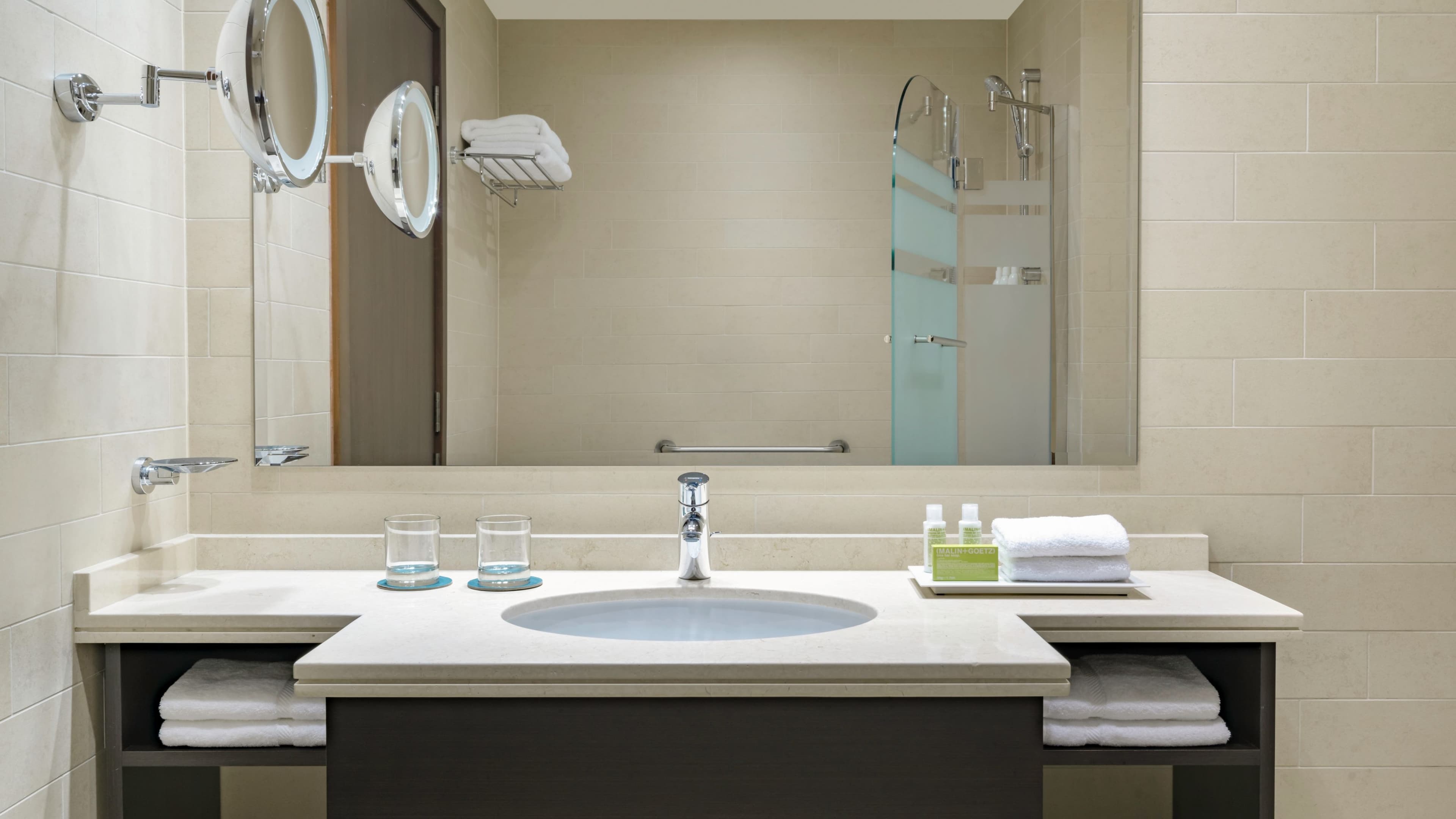 Deluxe Guest room - Image 7