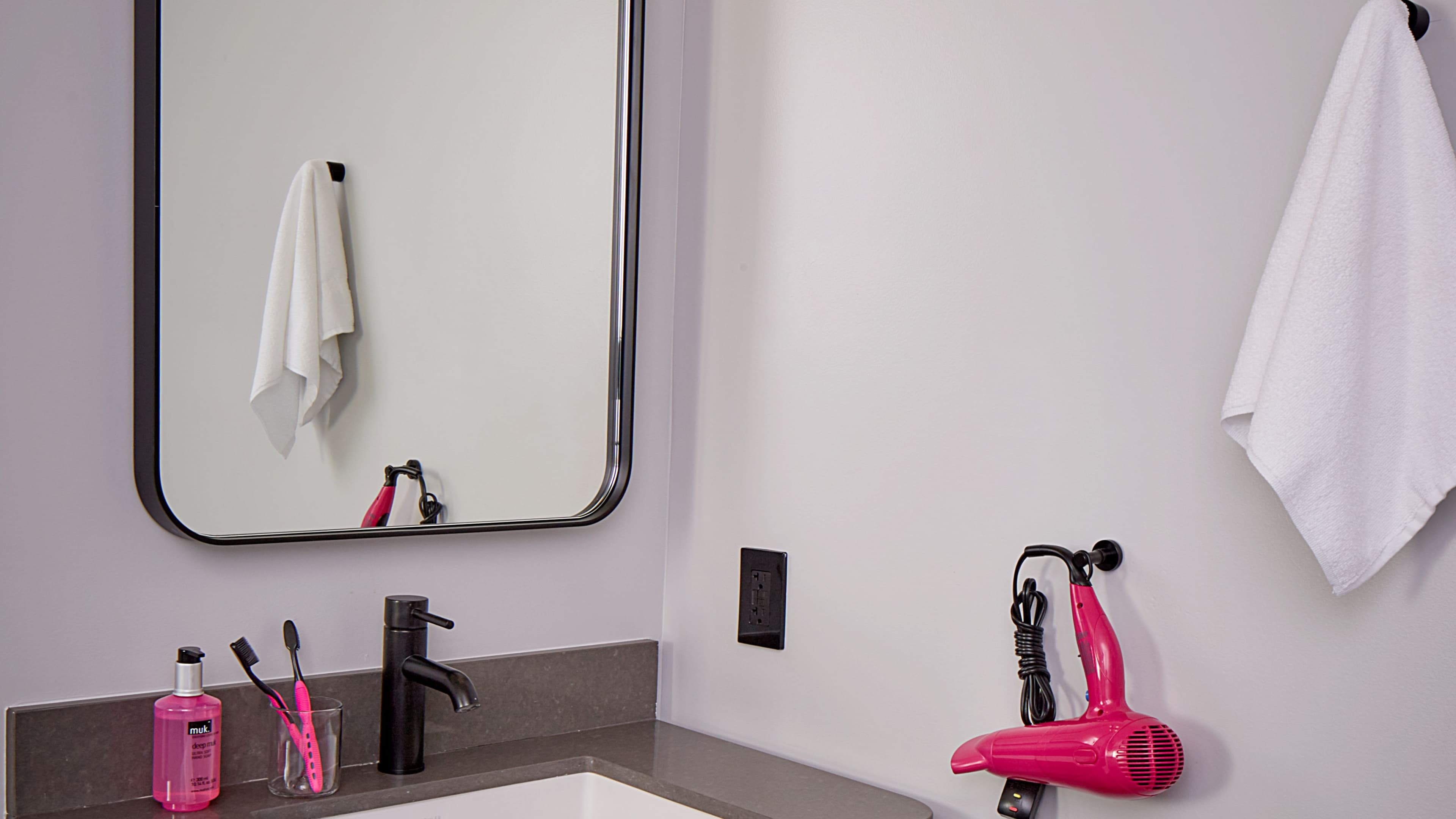 Guest Room - Image 11