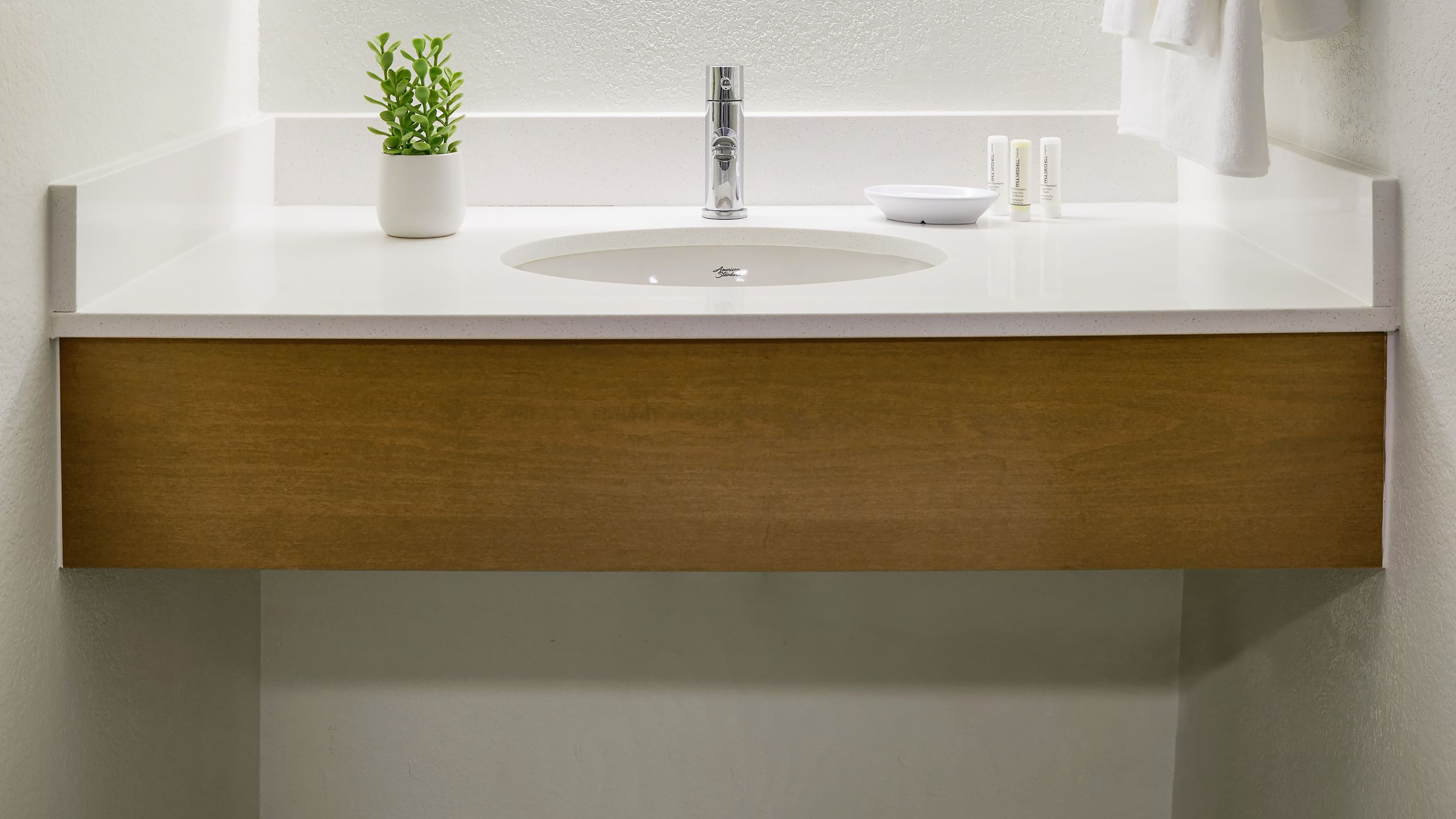 One King Bed Suite - Image 9