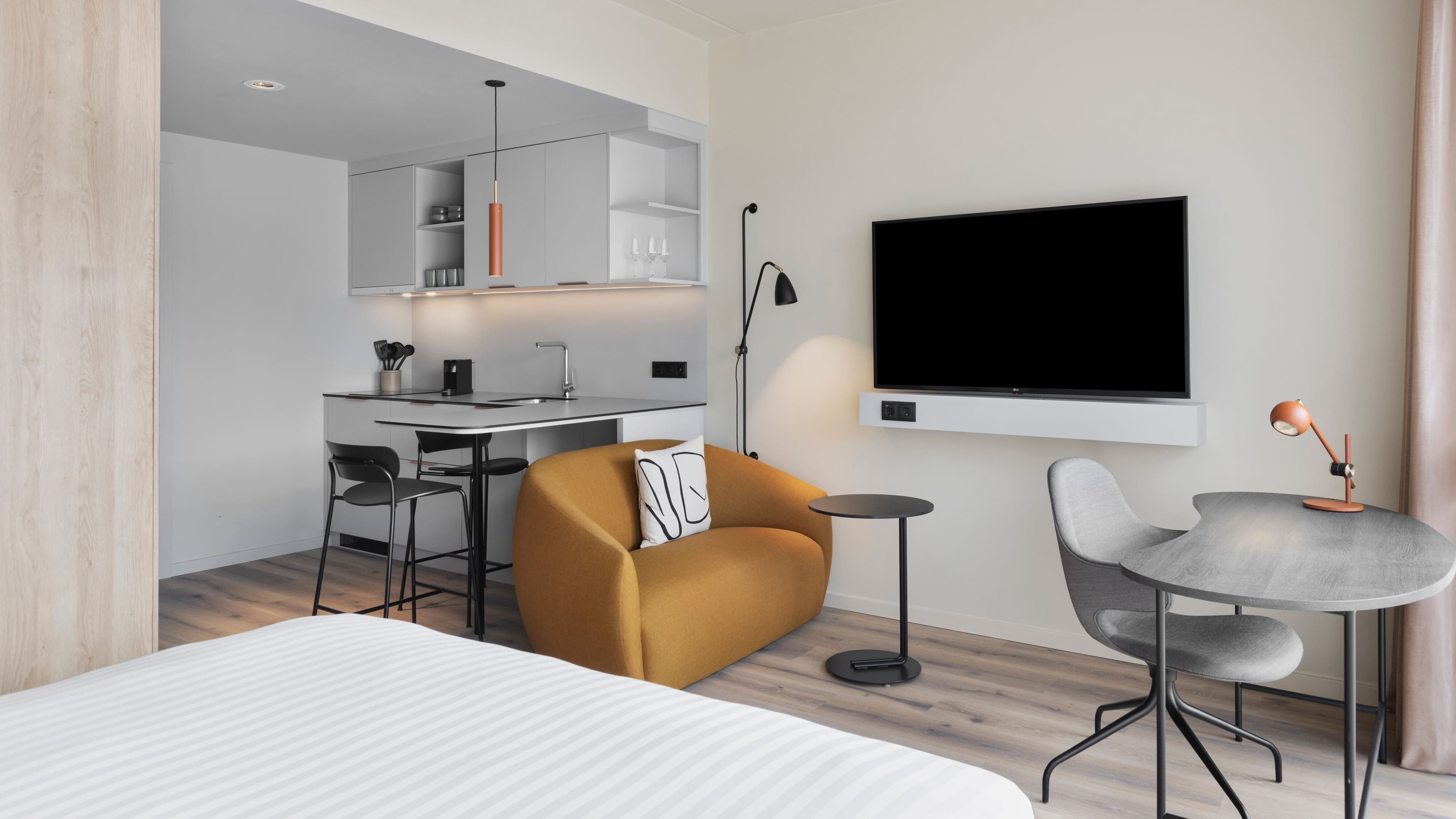 Queen Studio - Image 2