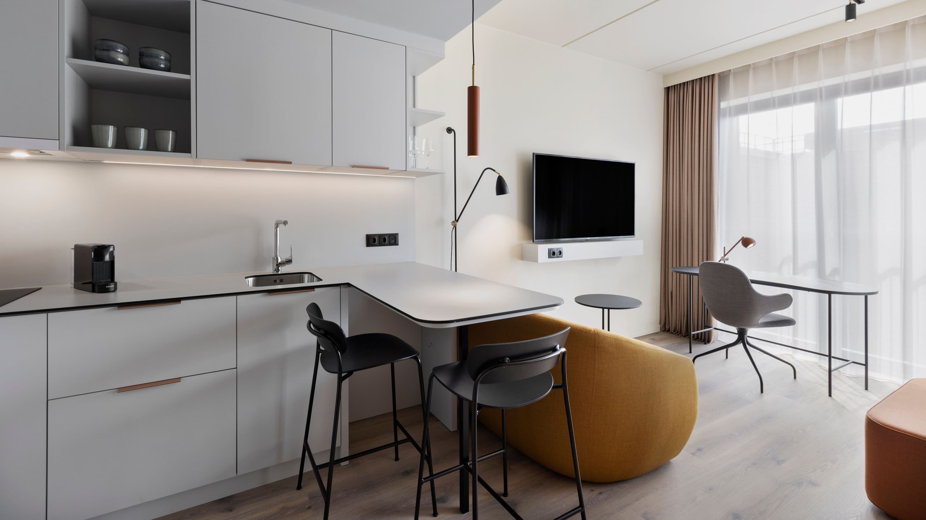 Queen Studio - Image 1