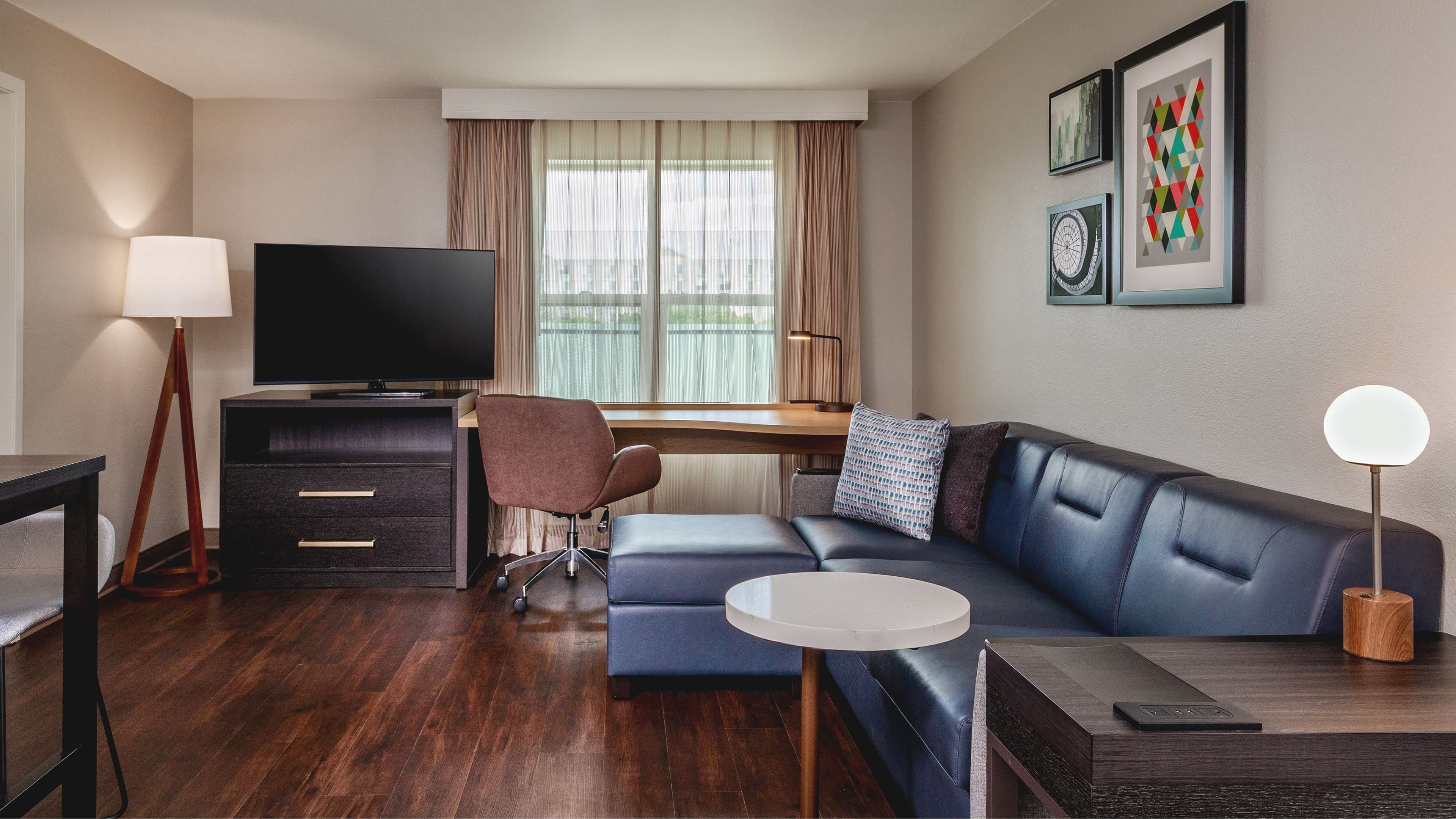 1 Bedroom Queen Suite - Image 2