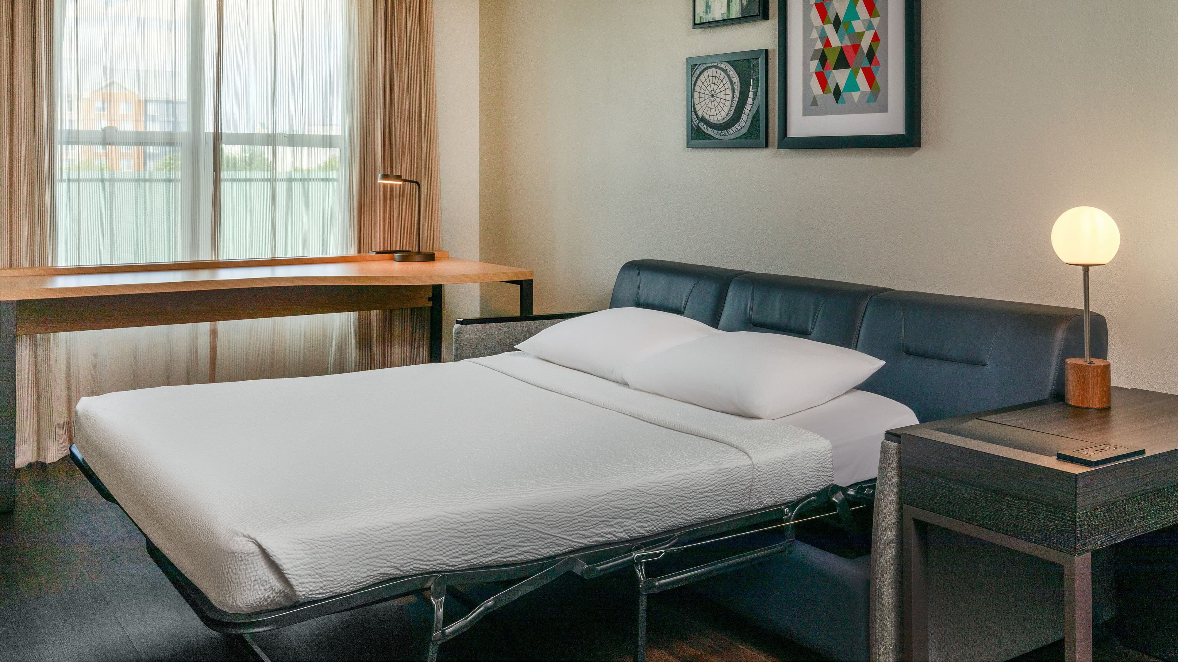 1 Bedroom Queen Suite - Image 4