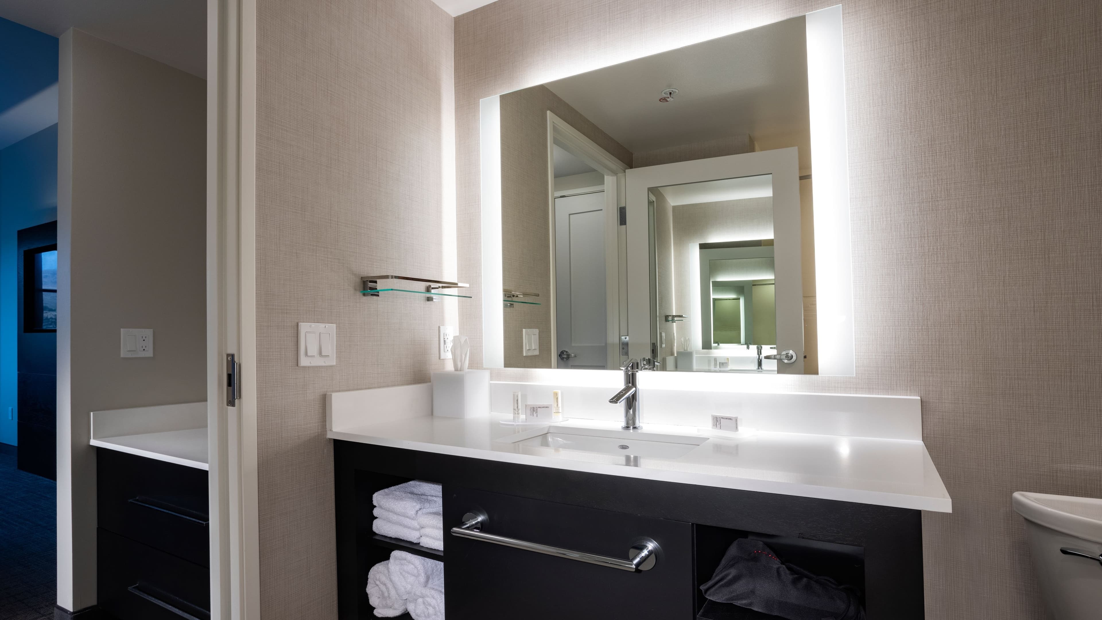 1 Bedroom 2 room Suite - Image 3