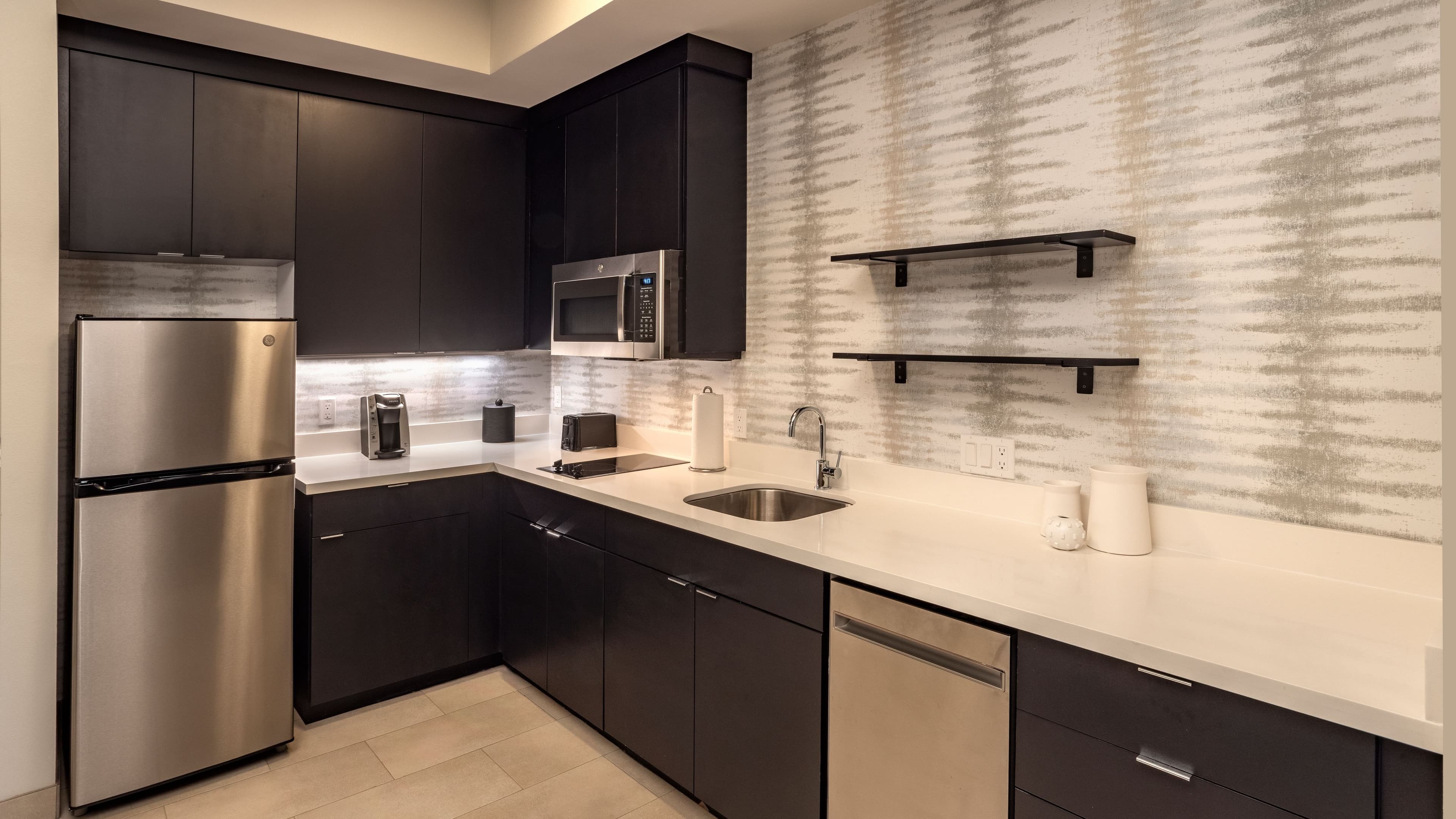 1 Bedroom 2 room Suite - Image 1