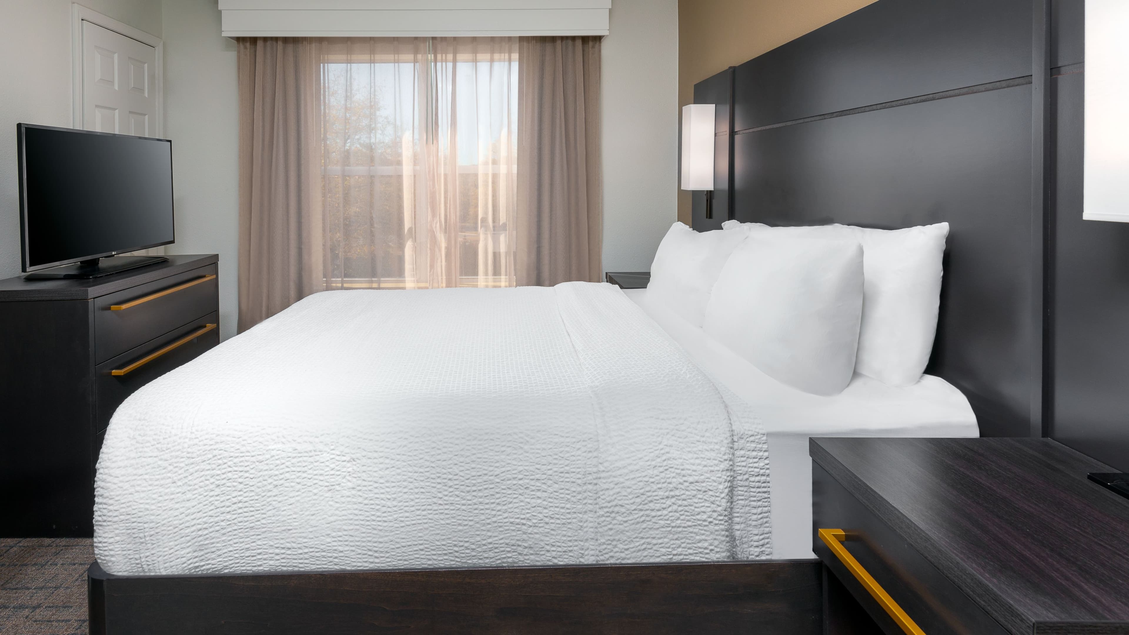 1 Bedroom Suite - Image 2